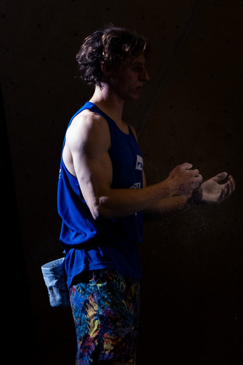 an image of GEKCO athlete Sam Butterworth rubbing his hands together having just applied GEKCO loose chalk