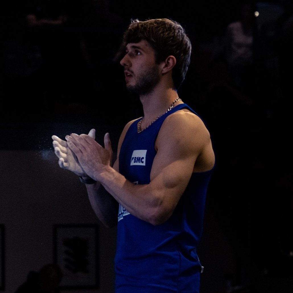 an image of GEKCO athlete Aiden Dunne rubbing his hands together having just applied GEKCO loose chalk