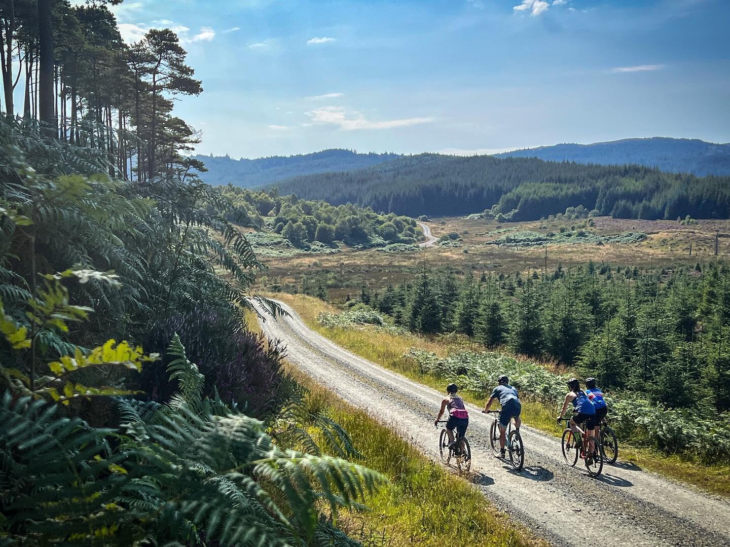 Today&rsquo;s ride was ok I guess&hellip; 😜😍☀️

Pretty mad that this view is just 30 minutes ride from the village.

#gravelfoyle 

📸 @stu_thomson