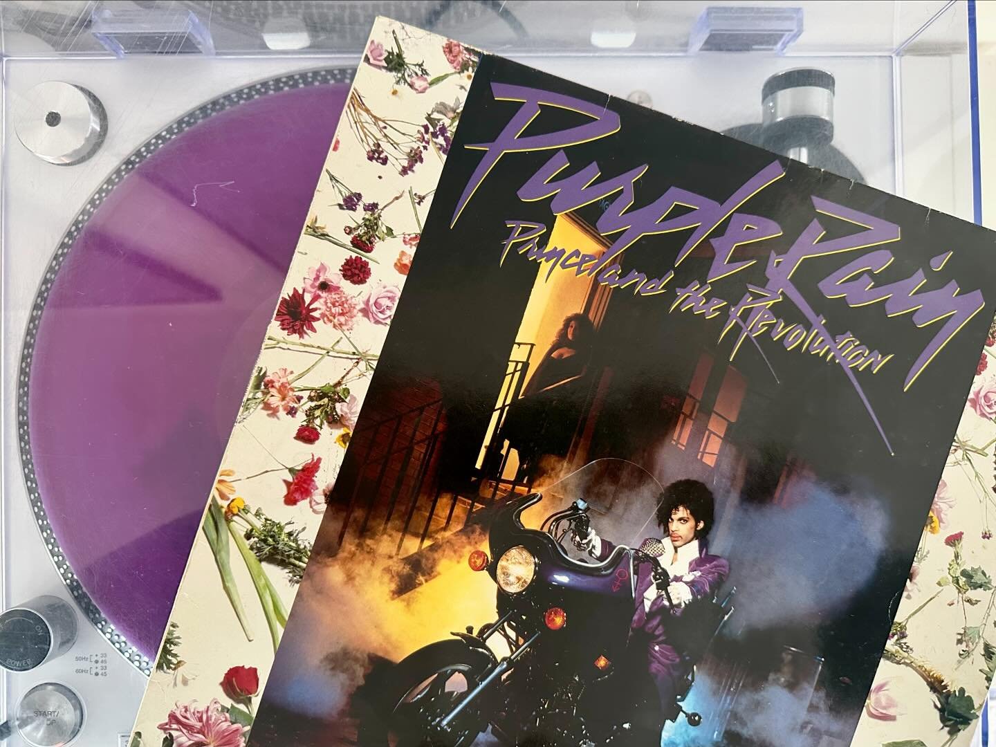 💜 Acht jaar geleden overleed zijne purperen hoogheid Prince. Veertig jaar geleden verscheen zijn album &lsquo;Purple Rain&rsquo;, wat tevens dienst deed als soundtrackplaat voor de gelijknamige film &lsquo;Purple Rain&rsquo; (1984).

☔️ Het idee voo