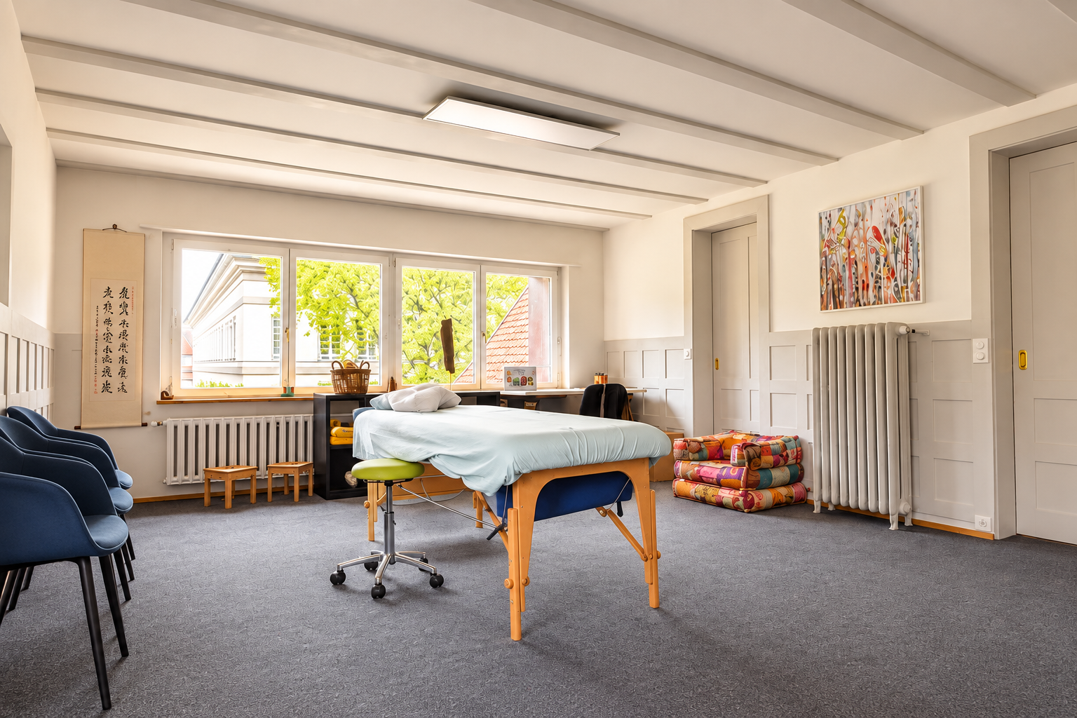 Behandlungsraum der Praxis Roger Lüthi – Körpertherapie in Baden mit Liege für Craniosacral Therapie und Somatic Experiencing (SE) im Kompetenzzentrum Frau & Familie.