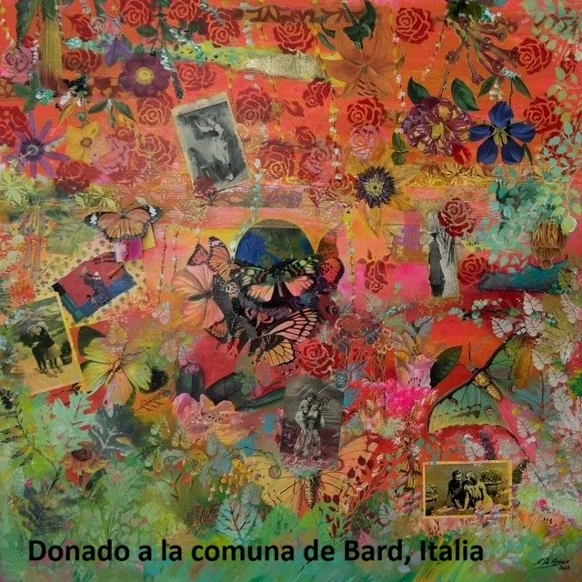 Collage colorido con mariposas, flores, fotos en blanco y negro y coloridas, y un fondo con patrones florales y manchas de pintura. Texto en la parte inferior que dice: "Donado a la comuna de Bard, Italia."