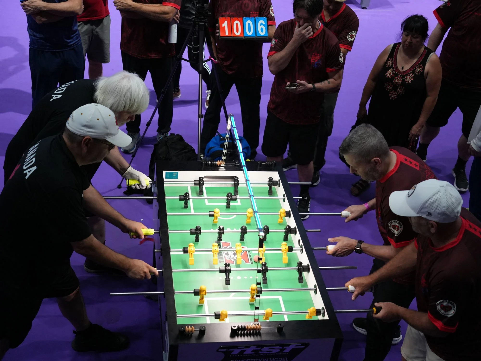 Robert Gingell (forward) and Gerry Meister (goal) play David Gummeson (forward) and Tracy McMillin (goal) in leg 2 of the semi‑final.