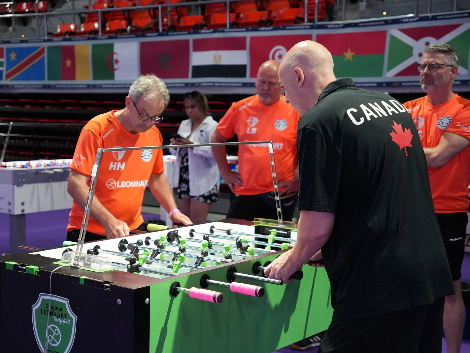 Steve Dumont finishes leg 1 on Leonhart up 10–3 over Horst Meisters in the bronze‑medal match.