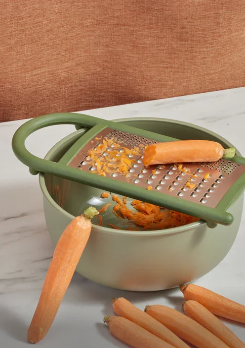 green_better_bowl_set_shredding_carrot.webp