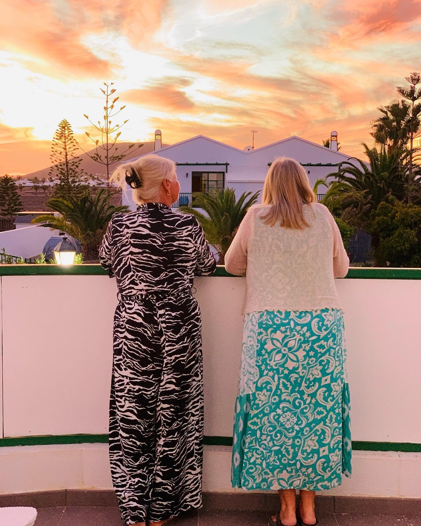 Sunset Paradise in #playablancalanzarote this evening

Gorgeous to be able to enjoy it at home with my mum (left) and my auntie S&aacute;ndie 🥰