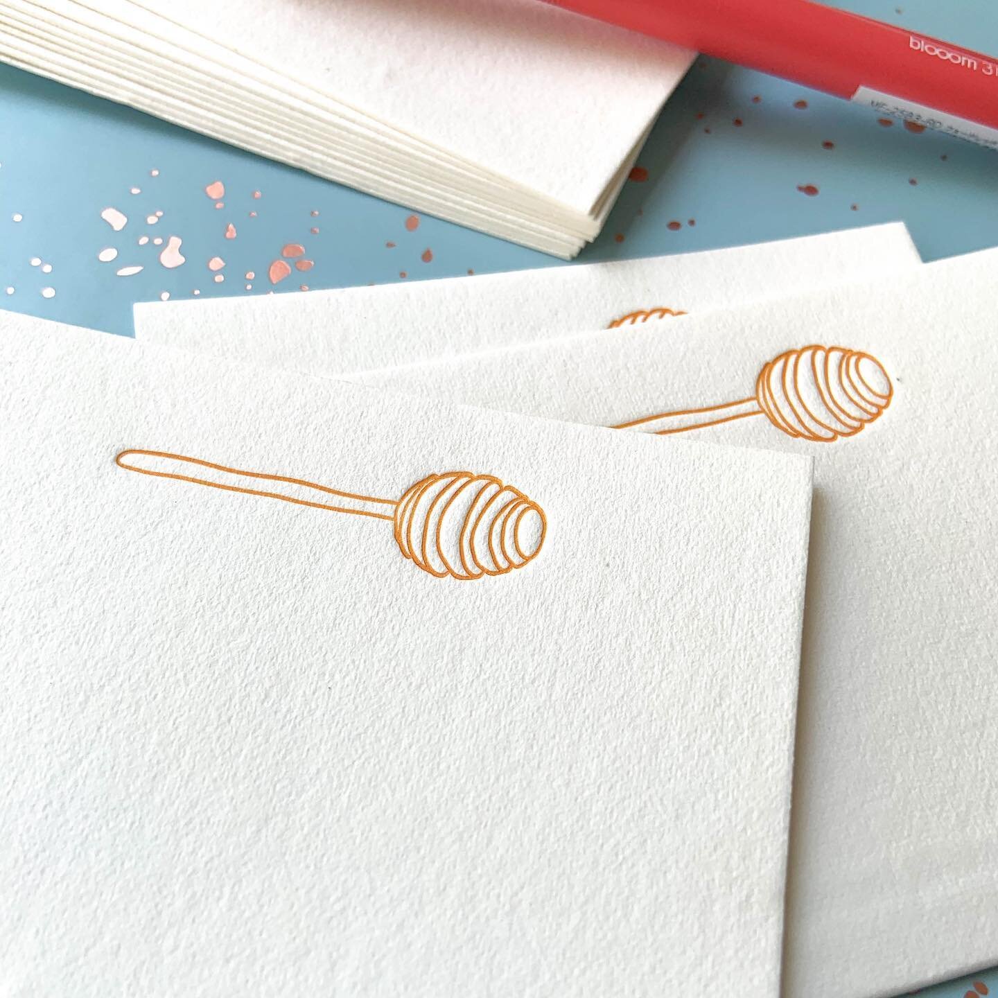 Dale un toque distinto a todo lo que haces! con nuestros notecards puedes elegir cu&aacute;l va m&aacute;s con tu estilo 
.

.
.
#letterpress #cottonpaper #watercolor #cards #letterpresscards  #stationery #papergoods #molamemola #papergoods #statione