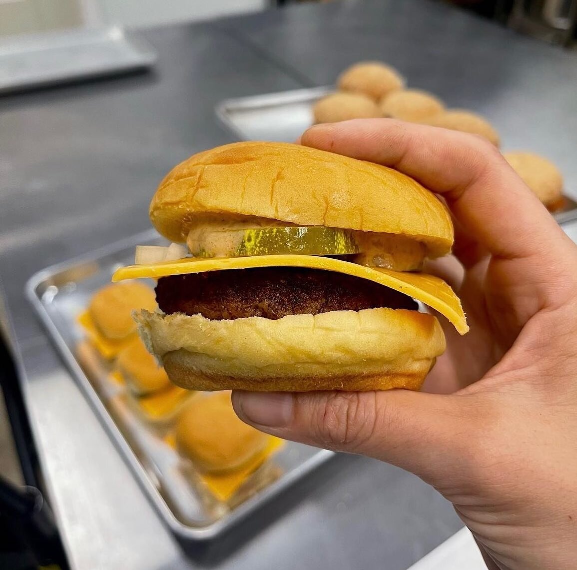 Happy Monday! No better way to start your week than with a Sin City Burger 🍔 
&bull;
Sin City Burgers $8
quarter pound patty, secret sauce, thick cheddar, pickle + onion on a potato roll

Caramel Spiced Bread Pudding $5
flufty brioche bread baked in