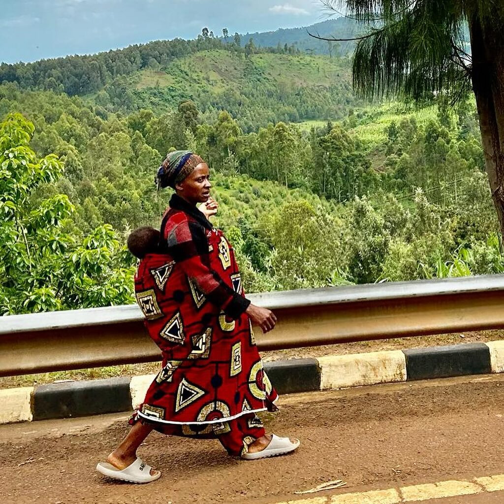 ✨Rwanda✨

We survived the holiday party circuit (4 parties in 3 days) but find ourselves still dreaming of radiant Rwanda. 🇷🇼

Known as &lsquo;The Land of a Thousand Hills&rsquo;, Rwanda is so green, clean and safe. 

Coffee &amp; tea are the bigge