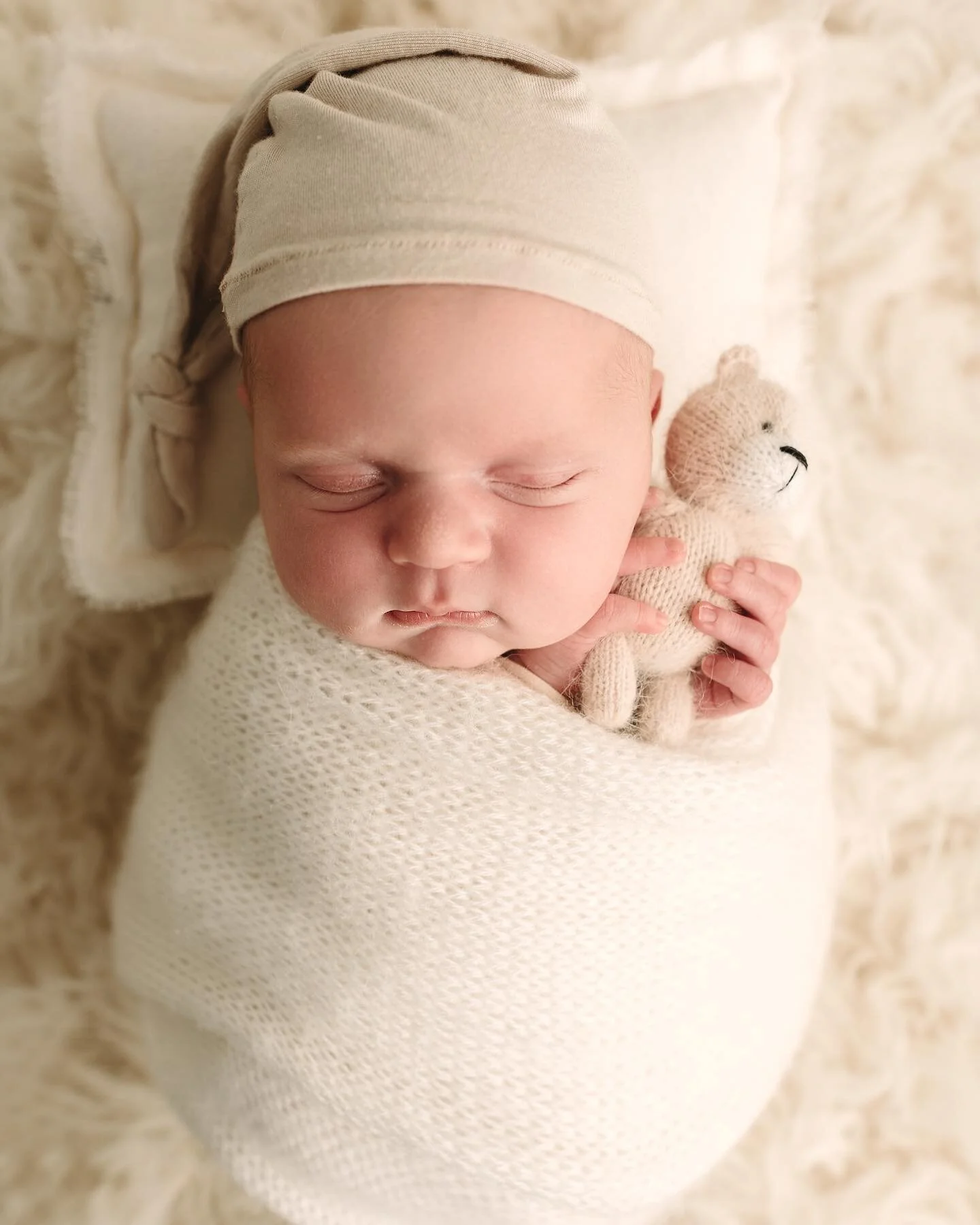 Ughhh how precious is he with his little teddy 🥰
✨NOW BOOKING LIMITED SPOTS FOR 2023✨
* January - 1 spot
* February - 2 spots
⬇️⬇️⬇️⬇️⬇️⬇️⬇️⬇️⬇️
www.haleybphoto.com
.
.
.
#charlestonwvnewbornphotographer #parkersburgwvnewbornphotographer #hunti