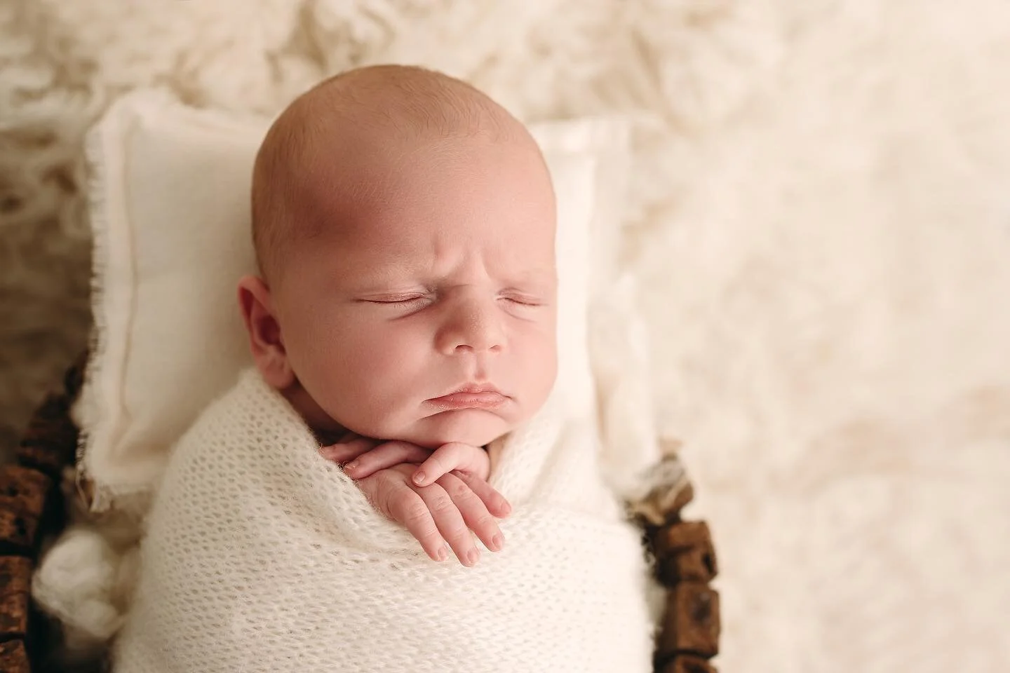 His grumpy little face 😩
✨NOW BOOKING LIMITED SPOTS FOR 2023✨
* January - 1 spot
* February - 2 spots
⬇️⬇️⬇️⬇️⬇️⬇️⬇️⬇️⬇️
www.haleybphoto.com
.
.
.
#charlestonwvnewbornphotographer #parkersburgwvnewbornphotographer #huntingtonwvnewbornphotograph