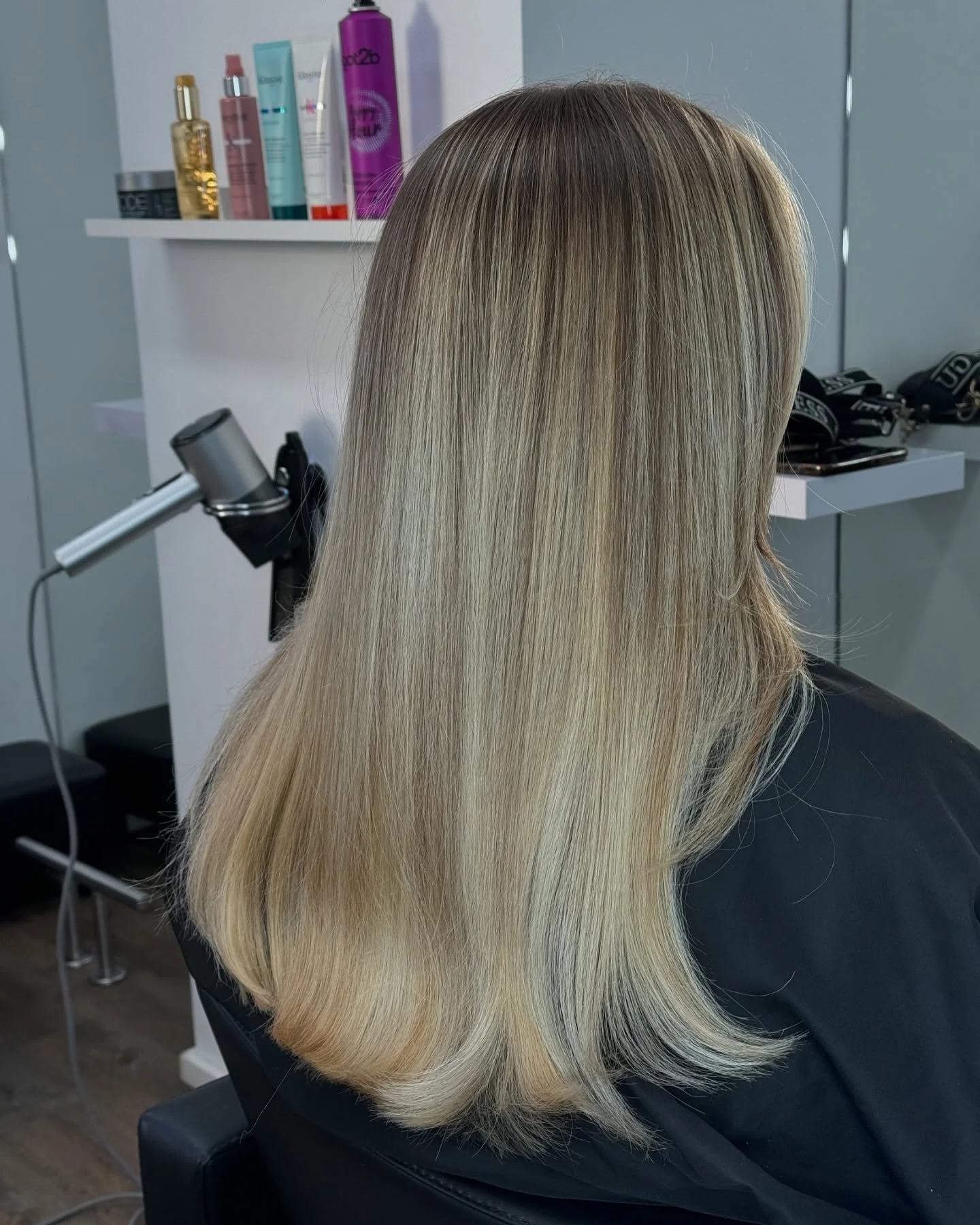 Golden-Beige Balayage ✨

&bull;

#hair#hairdresser#friseur#salon#longblondehair#balayage#blondehair#blondehaare#haircut#platinumblonde#tapeextensions#munich#hairstyle#hairgoals#beachwaves#waves#curls#hairstylist#loreal#olaplex#extensions
