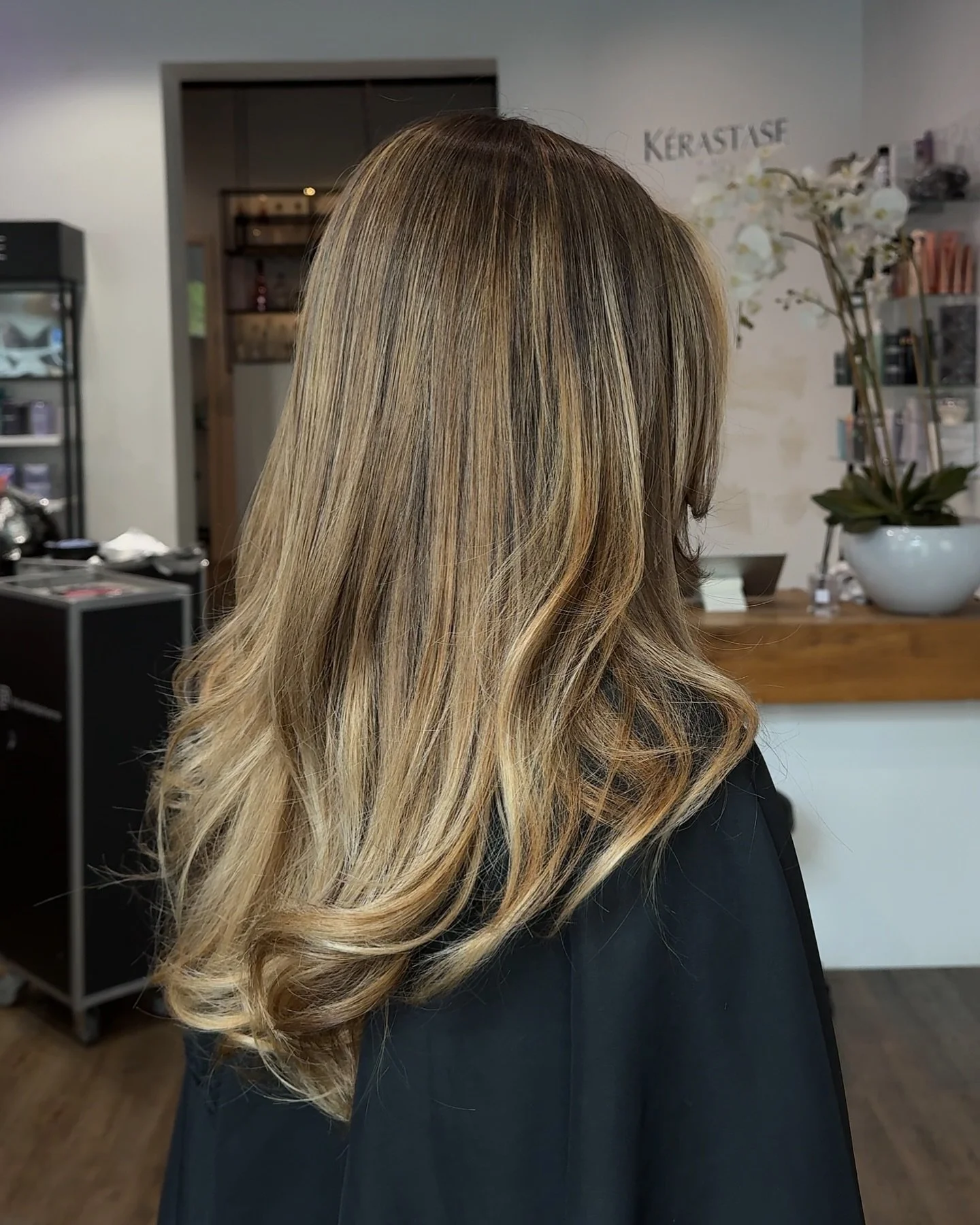 SUNKISSED BALAYAGE 🌞

&bull;
#balayage #sunkissed #sunkissedhair #naturalhighlights #hairstyles #hairstylist #lowlights #friseurm&uuml;nchen #friseursalon #friseuin