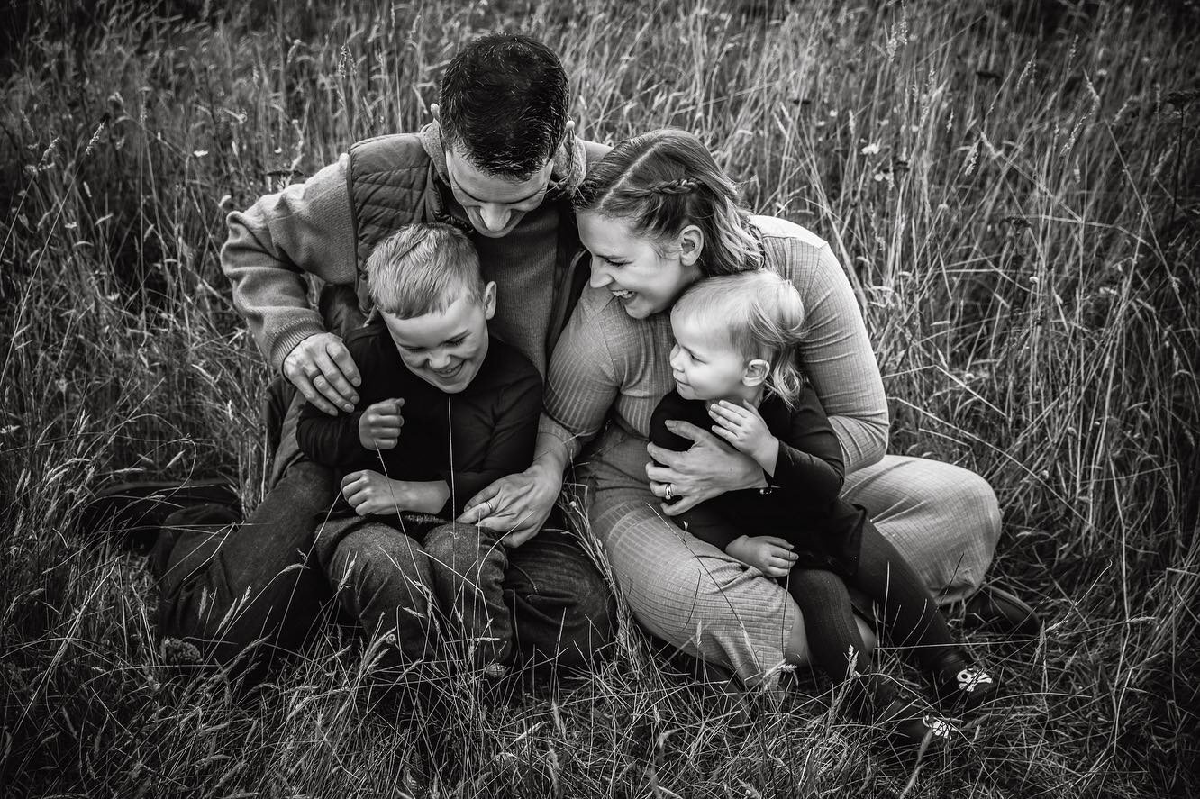 T'is the season for family sessions! This has been, by far my busiest year for fall photos, and if you are still thinking you might want to have images for Christmas, definitely get in touch as soon as you can, I am booking up fast!
.
.
.
.
.
.
.
.
.