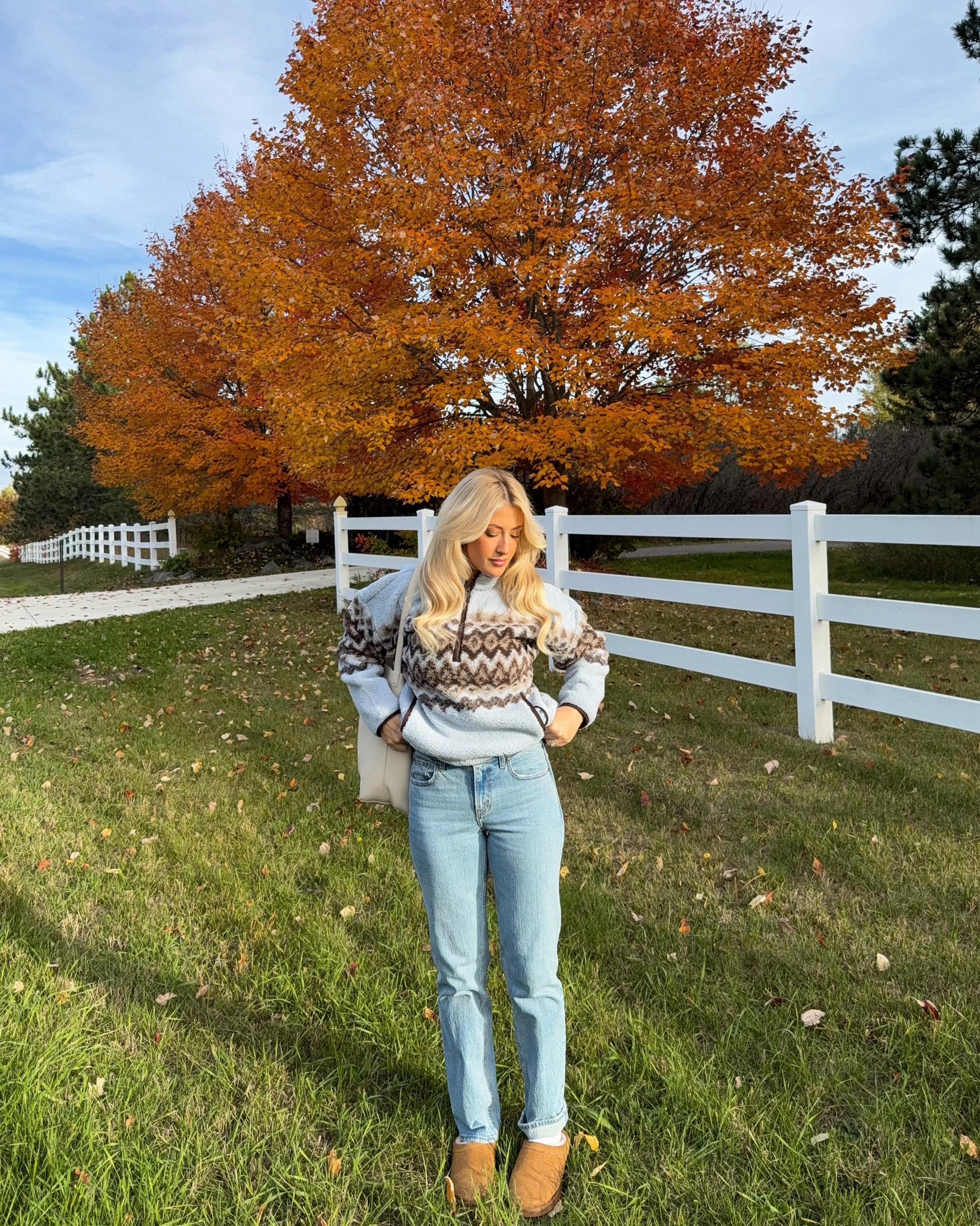 Fall in full swing 🍂 

Comment SHOP for the links to my cozy outfit