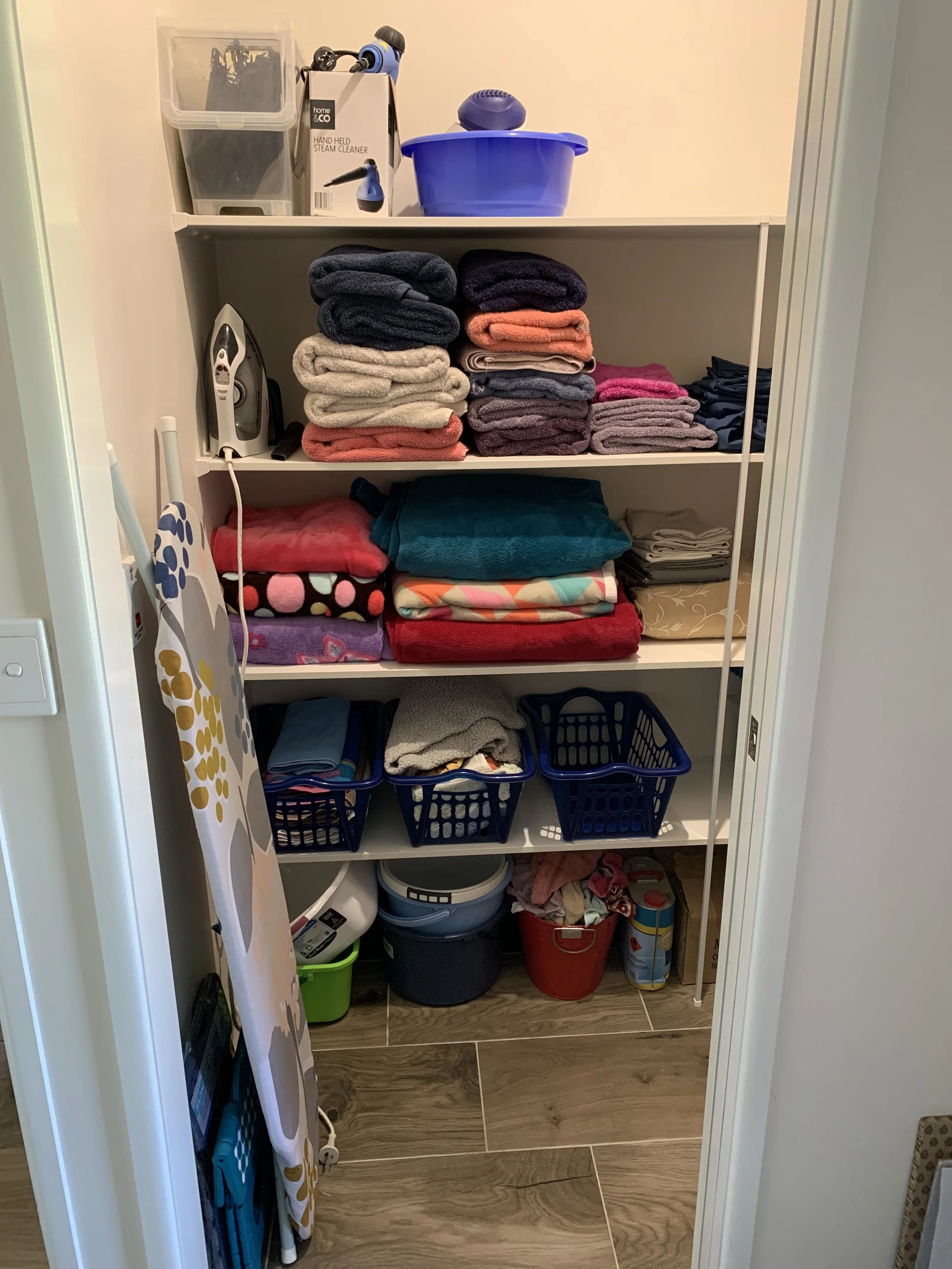 Tidy laundry cupboard 