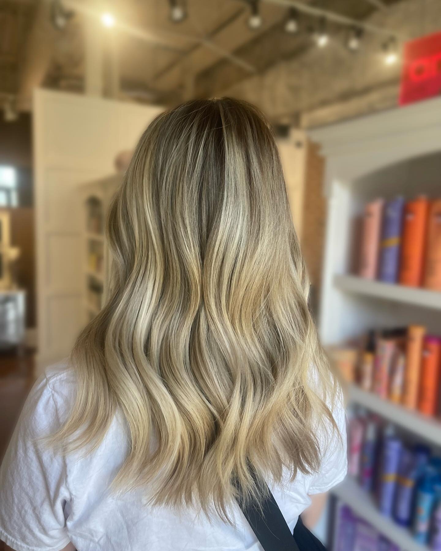 Sunshine blonde 🌞

Highlights : @crafting.brilliance 

#yegsalons #blondespecialist #blondehair #wetbalayagehair #yeglocal #downtownyeg #shadowroot #blondehighlights