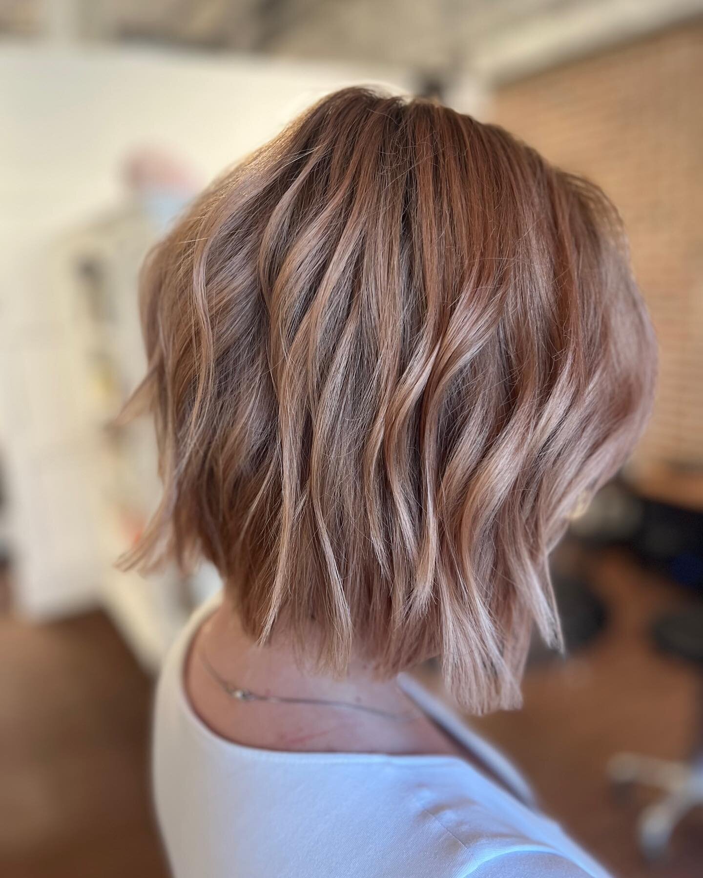 R O S E  G O L D 

Stylist : @jamedwid 

#yeg #yeglocal #yegsalons #blondespecialist #highlights