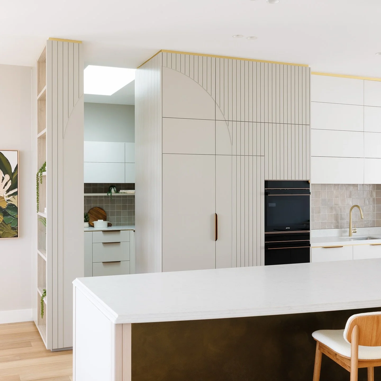 @beechwoodhomessa new Caliente display celebrates stonework that feels both luxurious and effortless.

Throughout the kitchen, @stoneambassadoraus Enchanted White is finished with a stunning 40 mm lambs-tongue edge detail.

The adjoining wine bar add