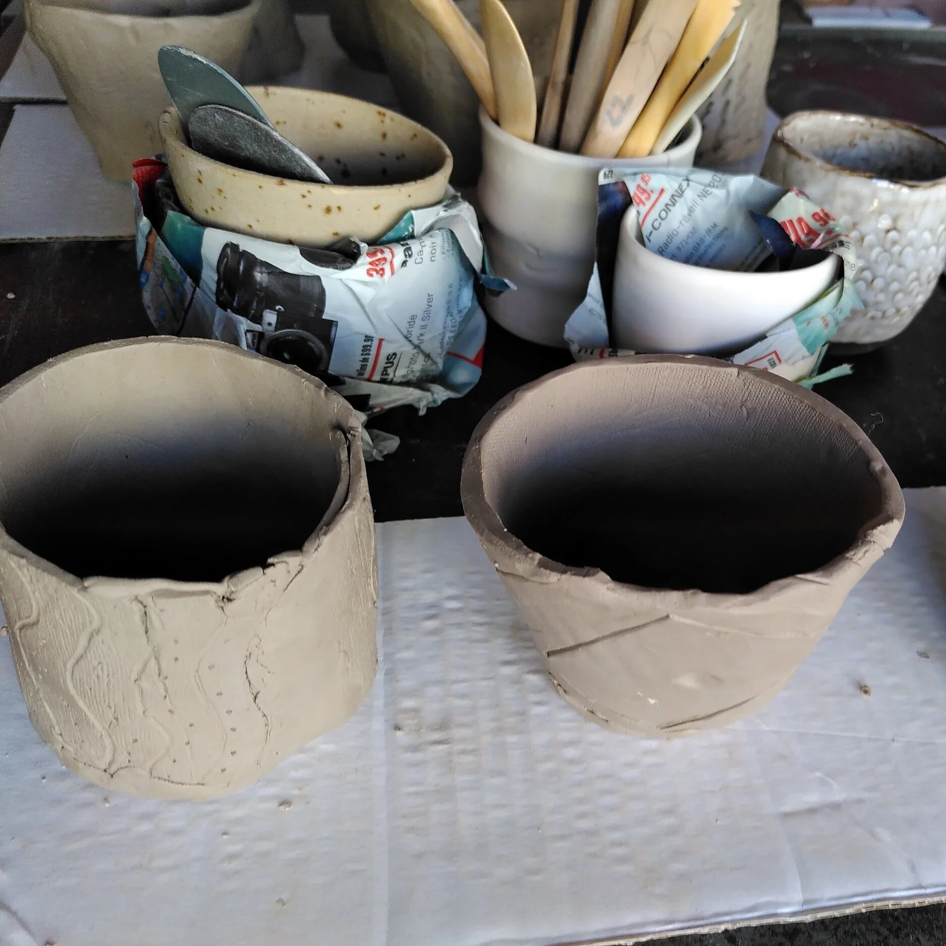 trois+tasses+argile+cru.jpg