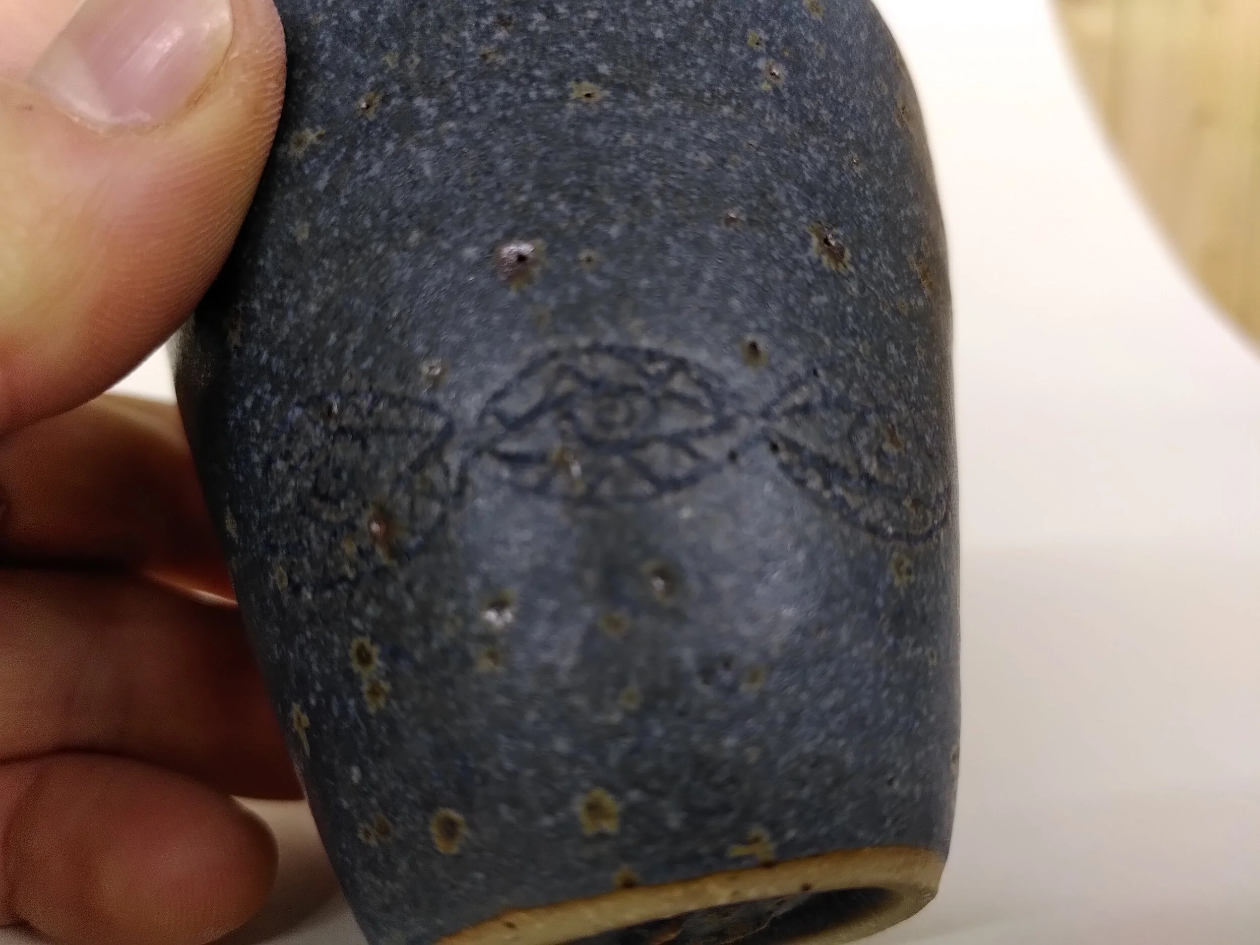 tasse gravée  
(collaboration entre la potière et le participant)