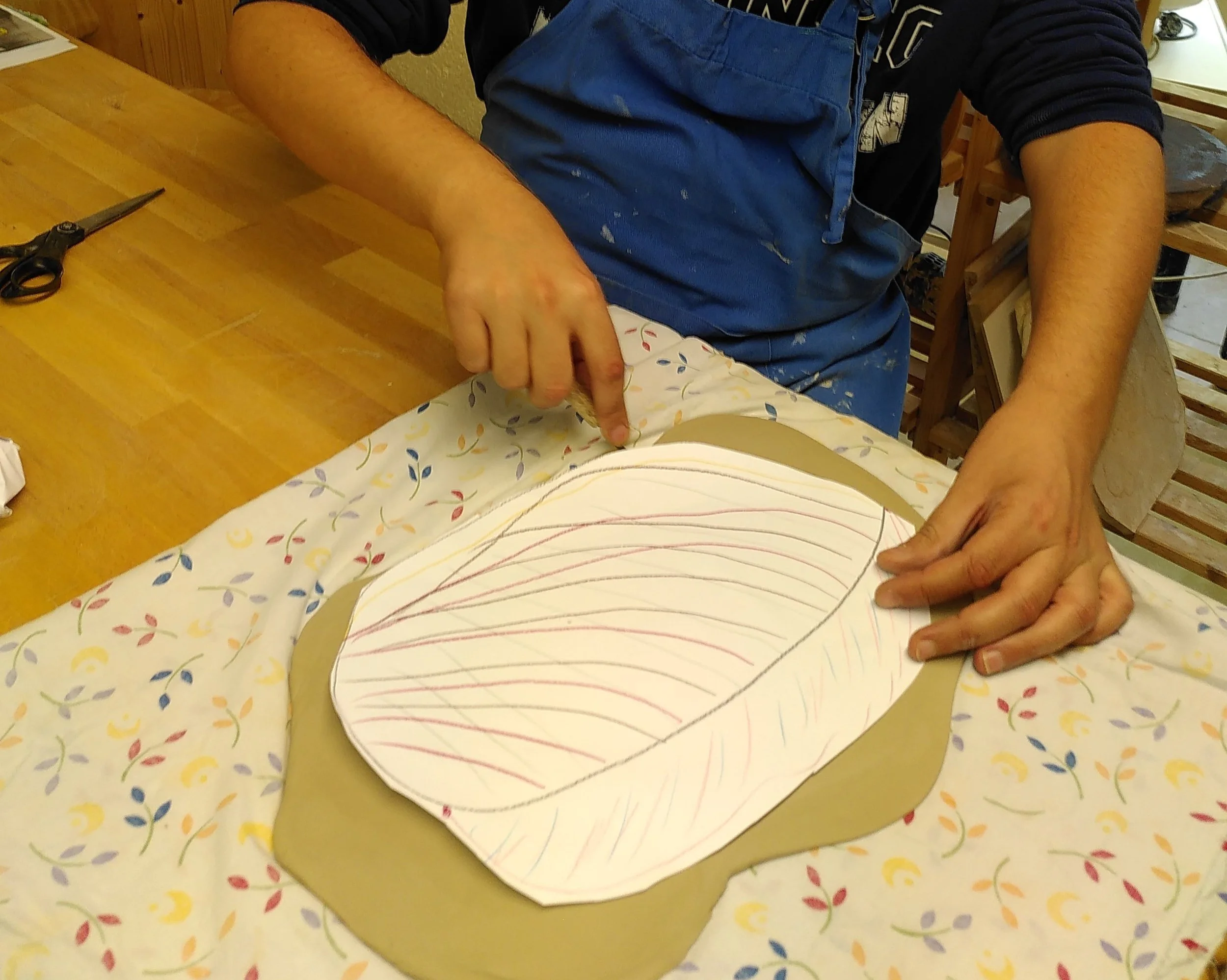 decoupe d'une grande plat suivant son dessin 