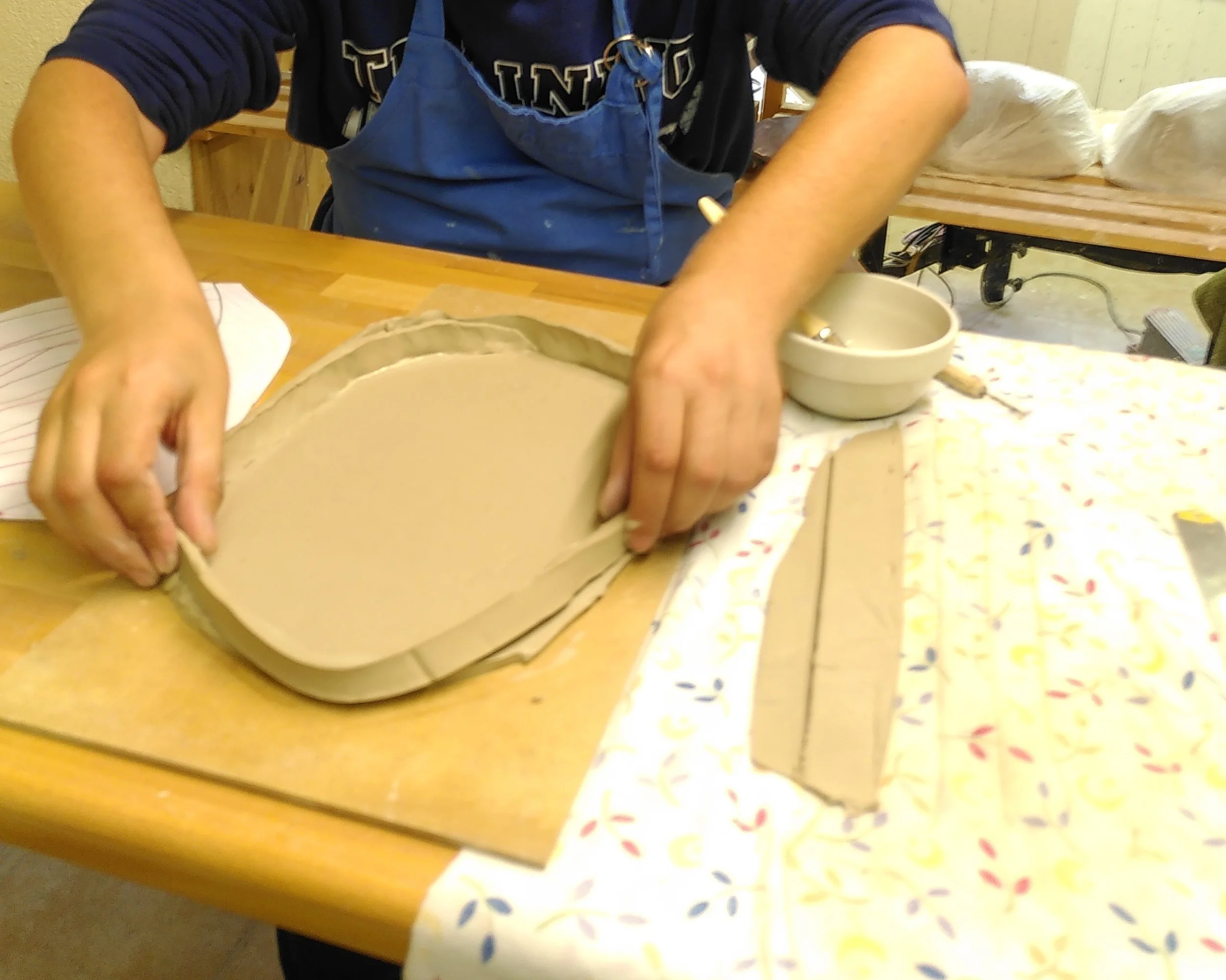 construction des pieces d'une grande plat suivant son dessin 