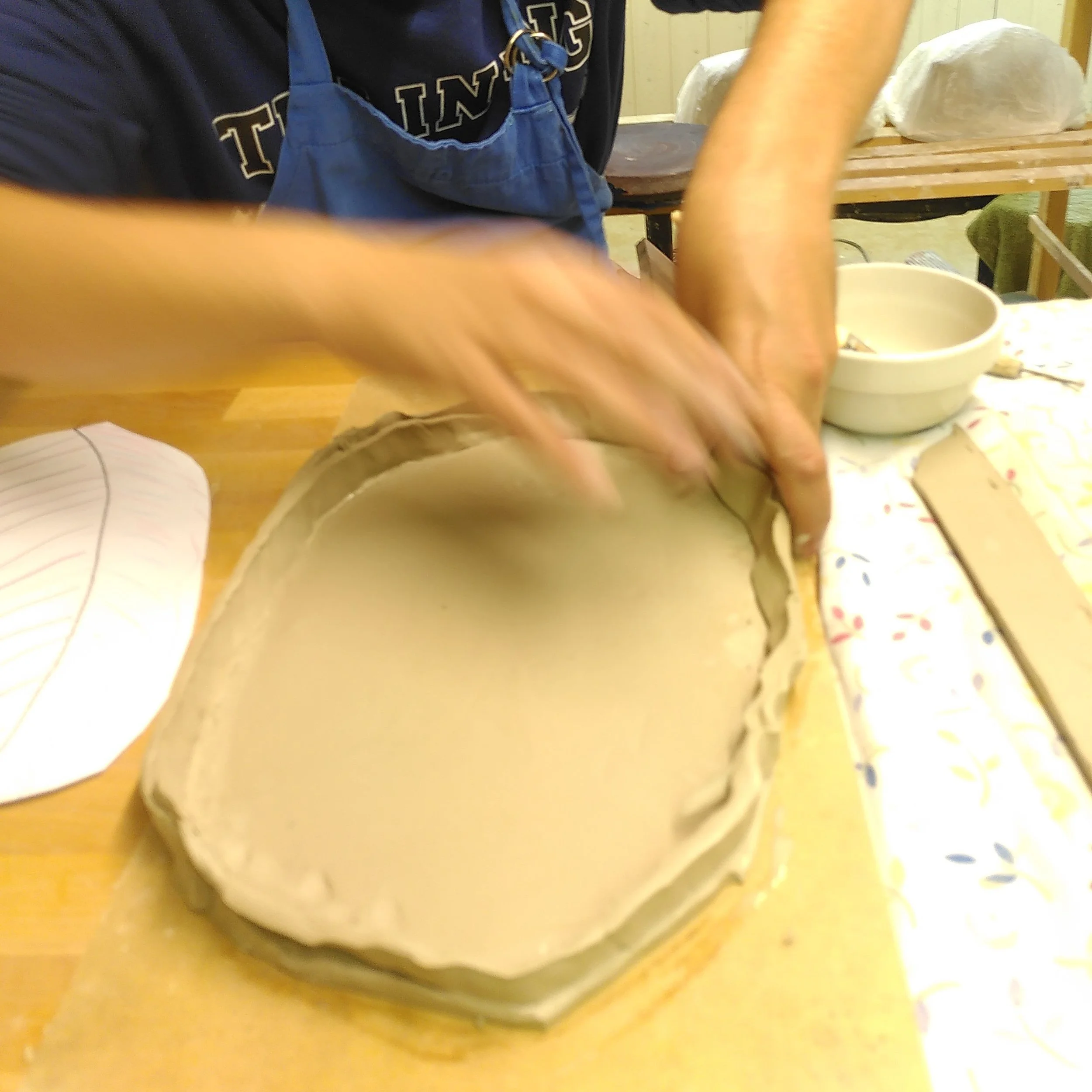construction des bordures d'une grande plat 