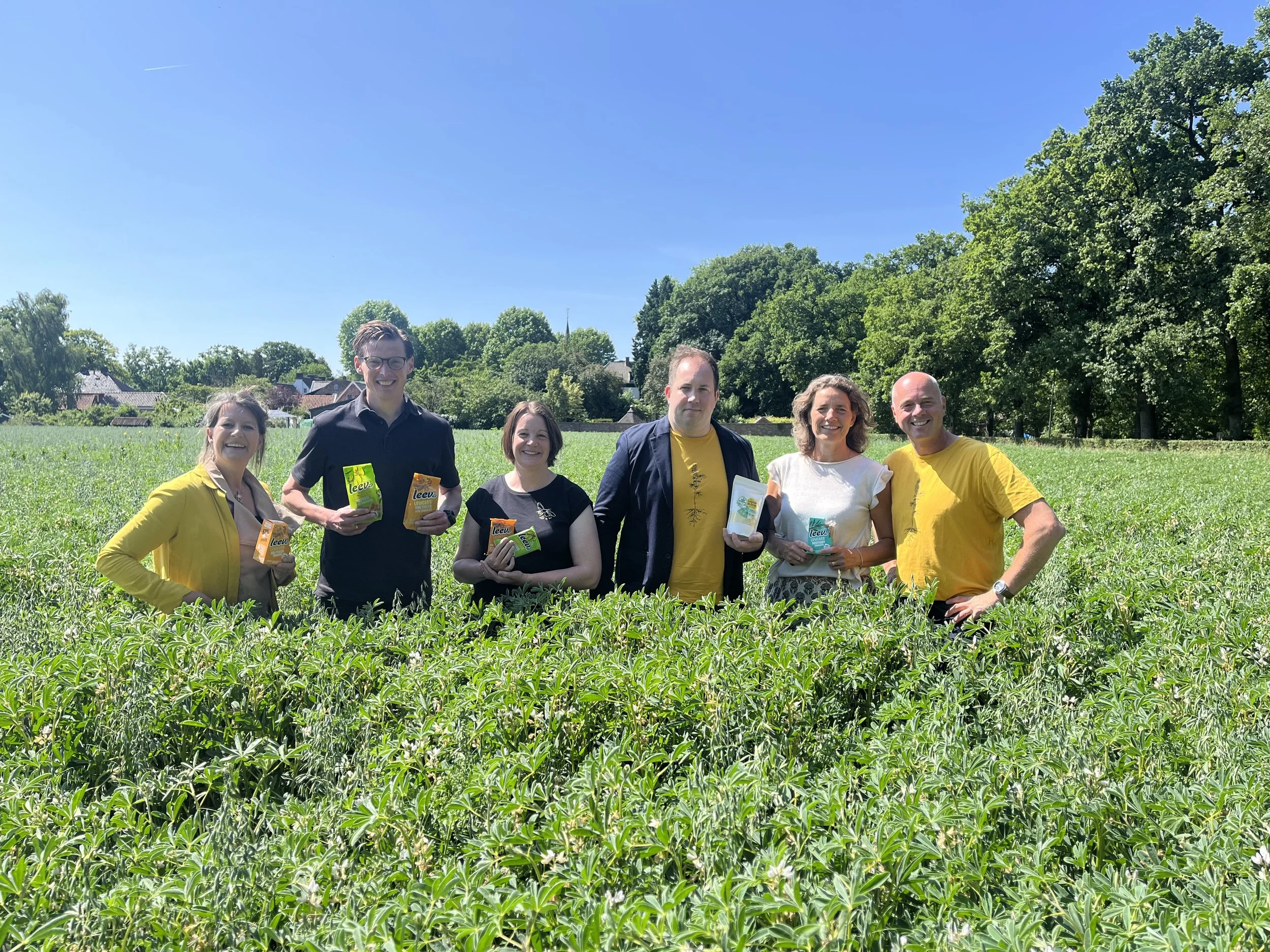 groepsfoto in lupineveld 20062025.jpeg