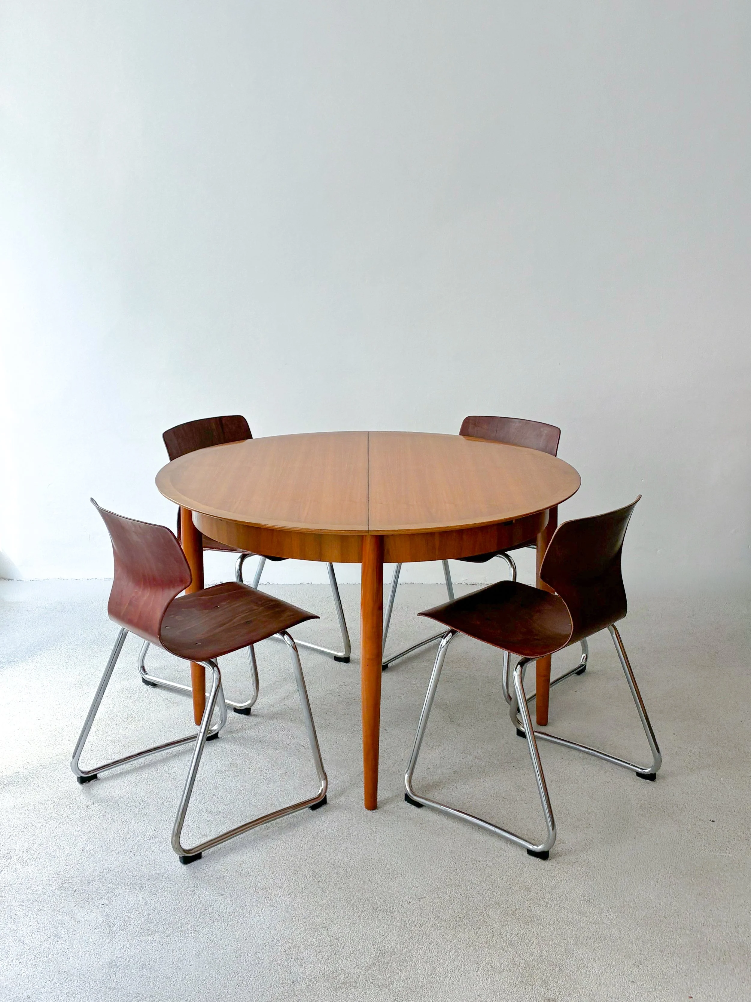 Extendable walnut dining table by Lübke, 1960s