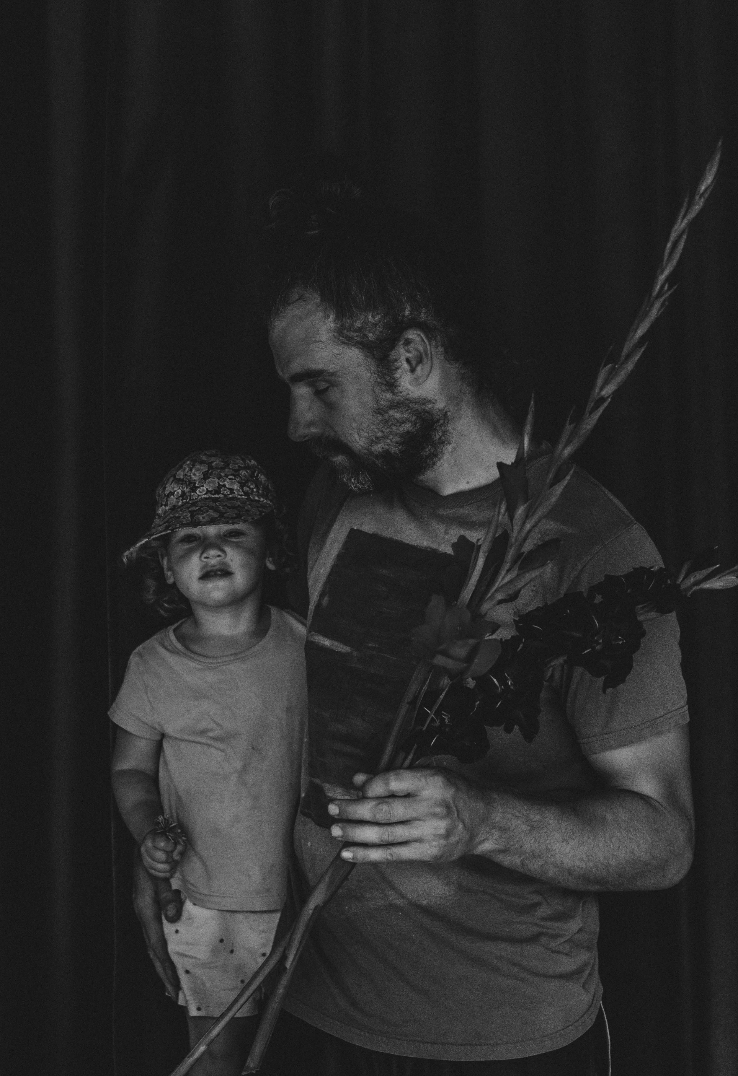 Photo de Skot et une de ses deux filles, à la Ferme Pastel. Crédit photo : Nancy Guignard