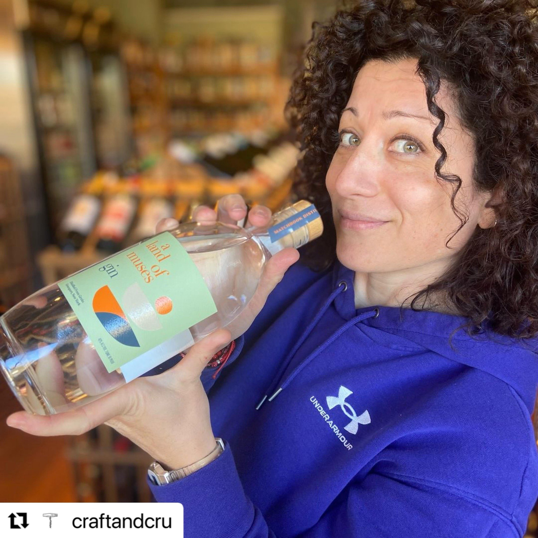 Tonight!! 5-7 @craftandcru - try the delicious @matchbookdistilling &ldquo;Land of Muses&rdquo; Gin

#Repost @craftandcru with @use.repost
・・・
the sun is shining and the gin is clean!! 

Join us Friday from 5-7 PM!

Our &ldquo;Anything But Wine&rdquo