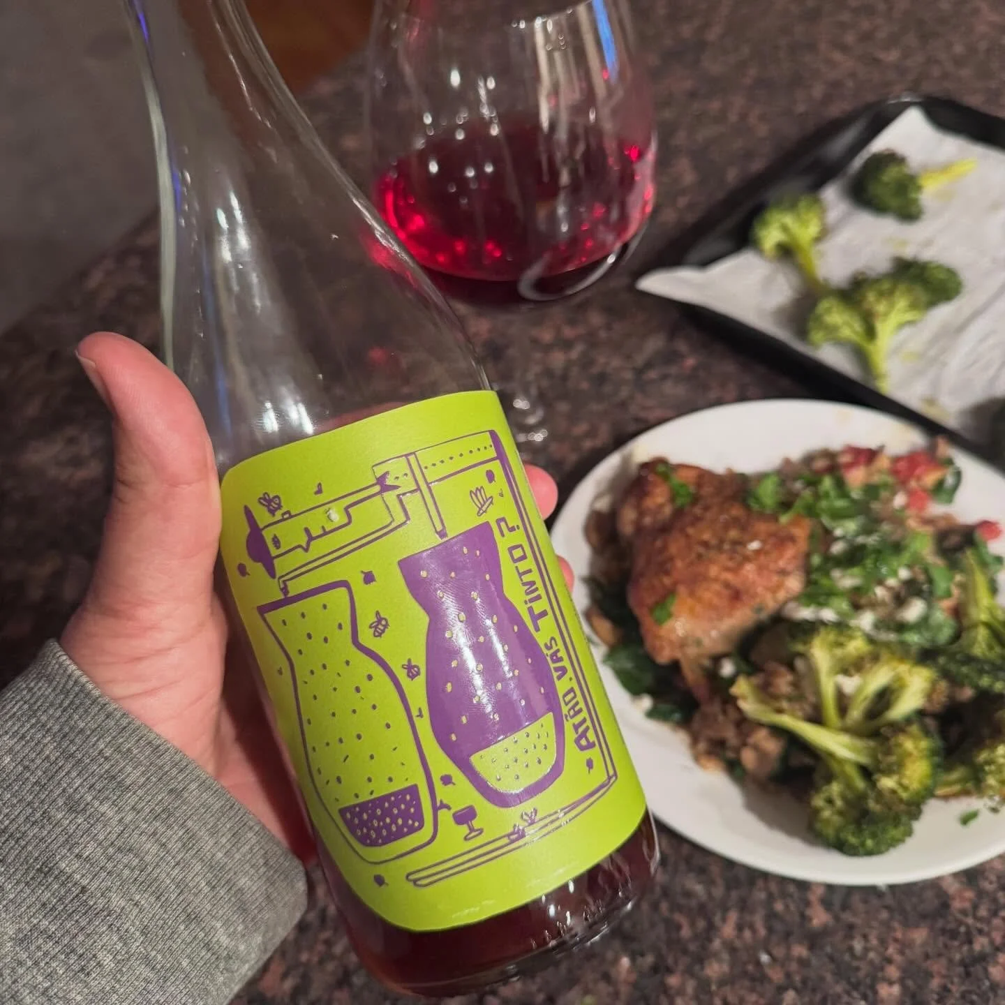 Late dinner calls for some Thursday sippin&rsquo;
 Chill able red? Dark ros&eacute;? It&rsquo;s whatever you want it to be. Either way - delish.

At&atilde;o, V&aacute;s Tinto? From Gera&ccedil;&otilde;es da Talha