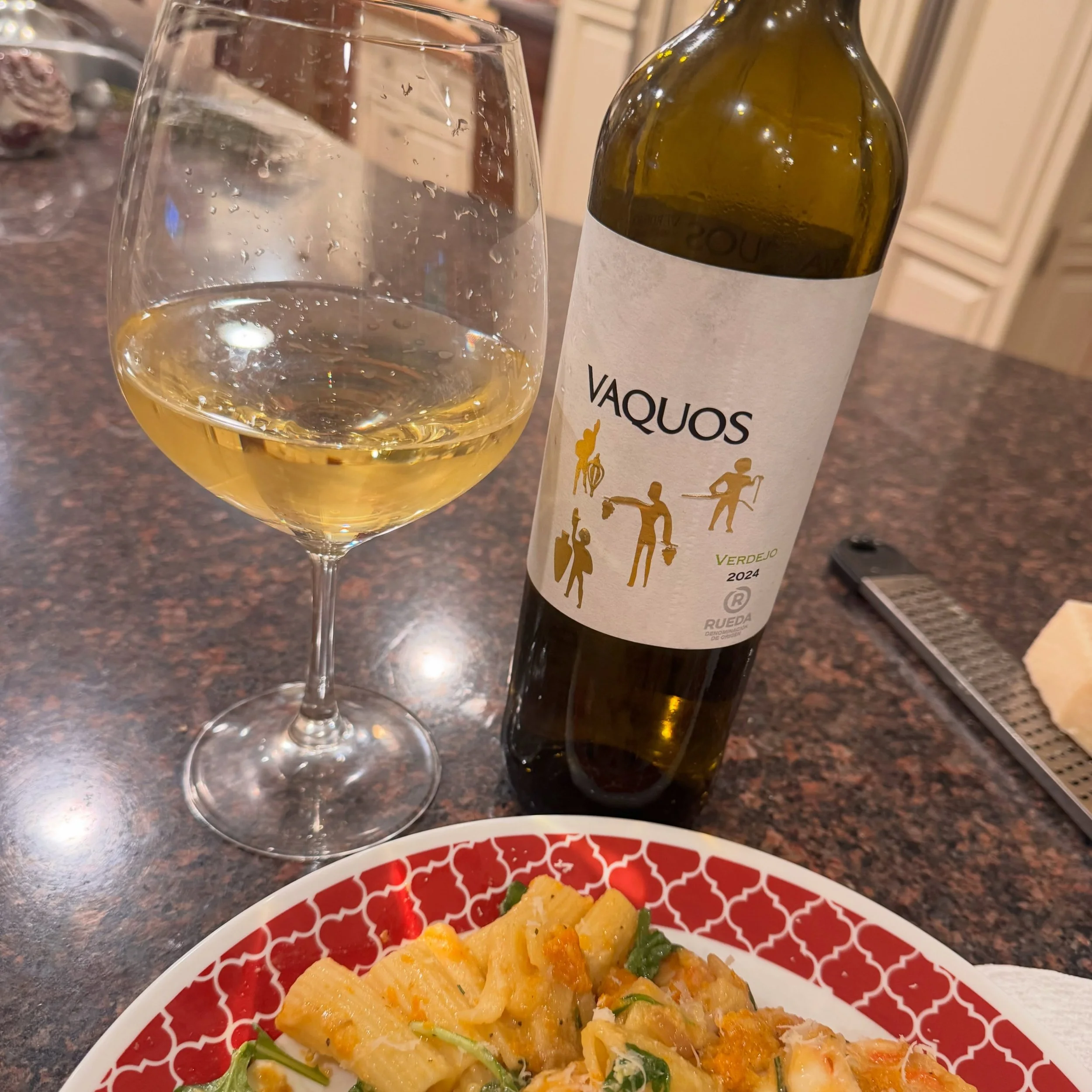 Thursday night #verdejo and a side of squashy, shrimpy pasta!

@pinordwinery Vaquos Rueda