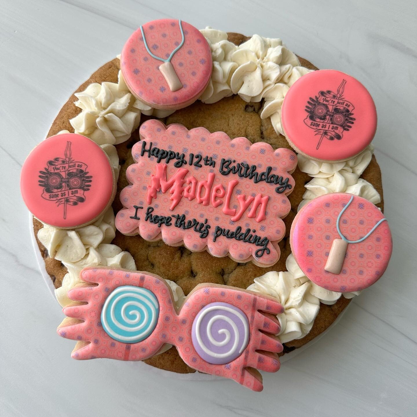 Being different isn't a bad thing. It means you're brave enough to be yourself 

- Luna Lovegood

#harrypottercookies #lunalovegood #lunalovegoodcookies #cookiecake #fulshearcookies #fulsheartx #customcookieshouston #ihopetherespudding #bedifferent #