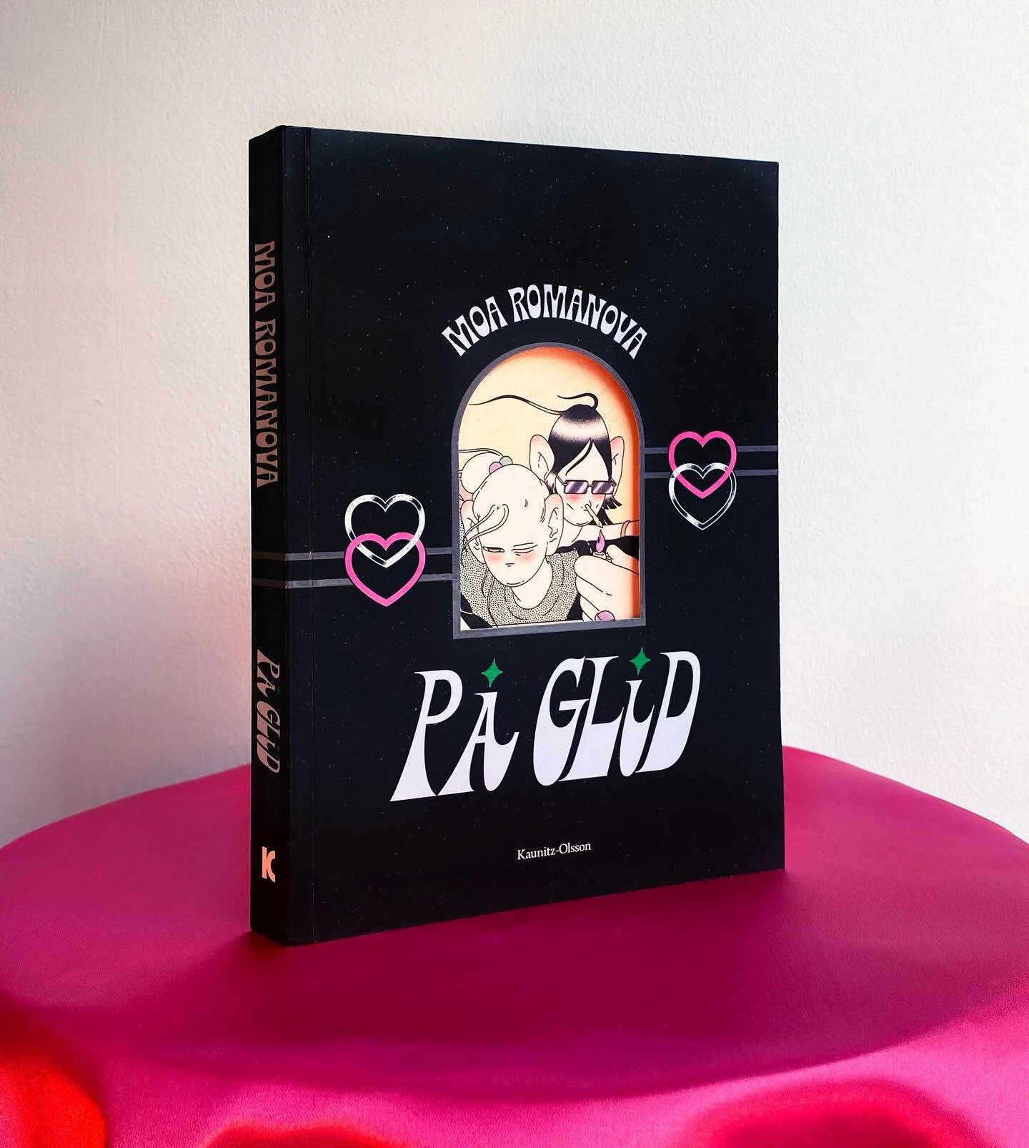 P&Aring; GLID! FINNS I BUTIK! OCH ONLINE! D&Auml;R MAN K&Ouml;PER B&Ouml;CKER!!!! 

Ps! Tillh&ouml;r man de 100 n&auml;rmast s&ouml;rjande kmr man kunna komma f&ouml;rbi min atelje i hornstull och k&ouml;pa direkt av mig (med en vacker dedikation) nu