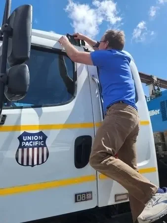 Safe, damage-free vehicle entry using professional tools.