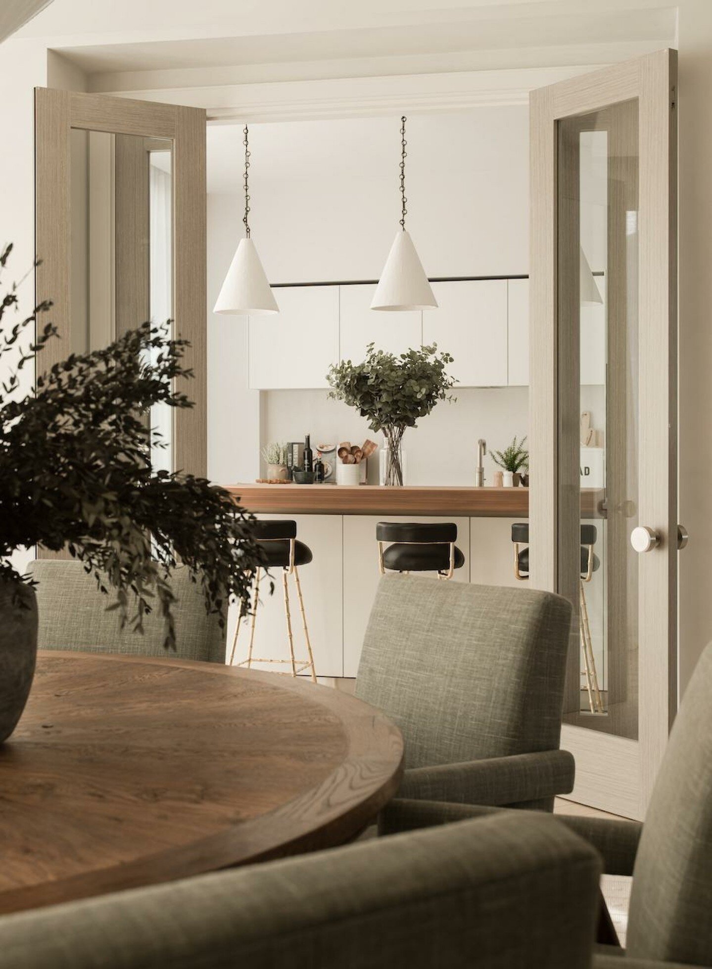 Elegant dining room inspiration that works seamlessly with the kitchen courtesy of @albionnord

Just love the warmth and flow of this space 🖤

#diningroominspo #luxuryliving #interiordesign