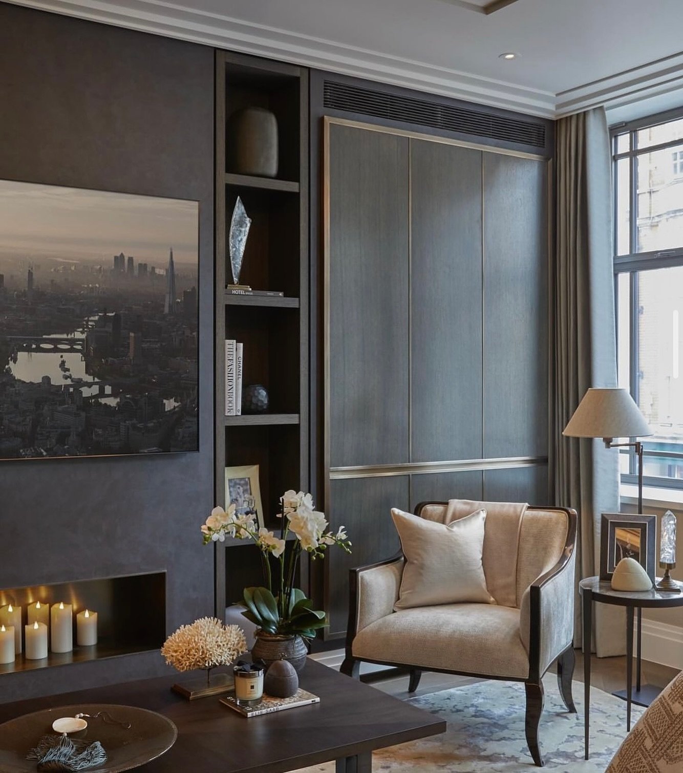 A beautiful timeless interior by @sophiepatersoninteriors 🤍 Brilliant advice about choosing an interior designer too!

#interiordesign #luxuryinteriors #interiordesignlondon