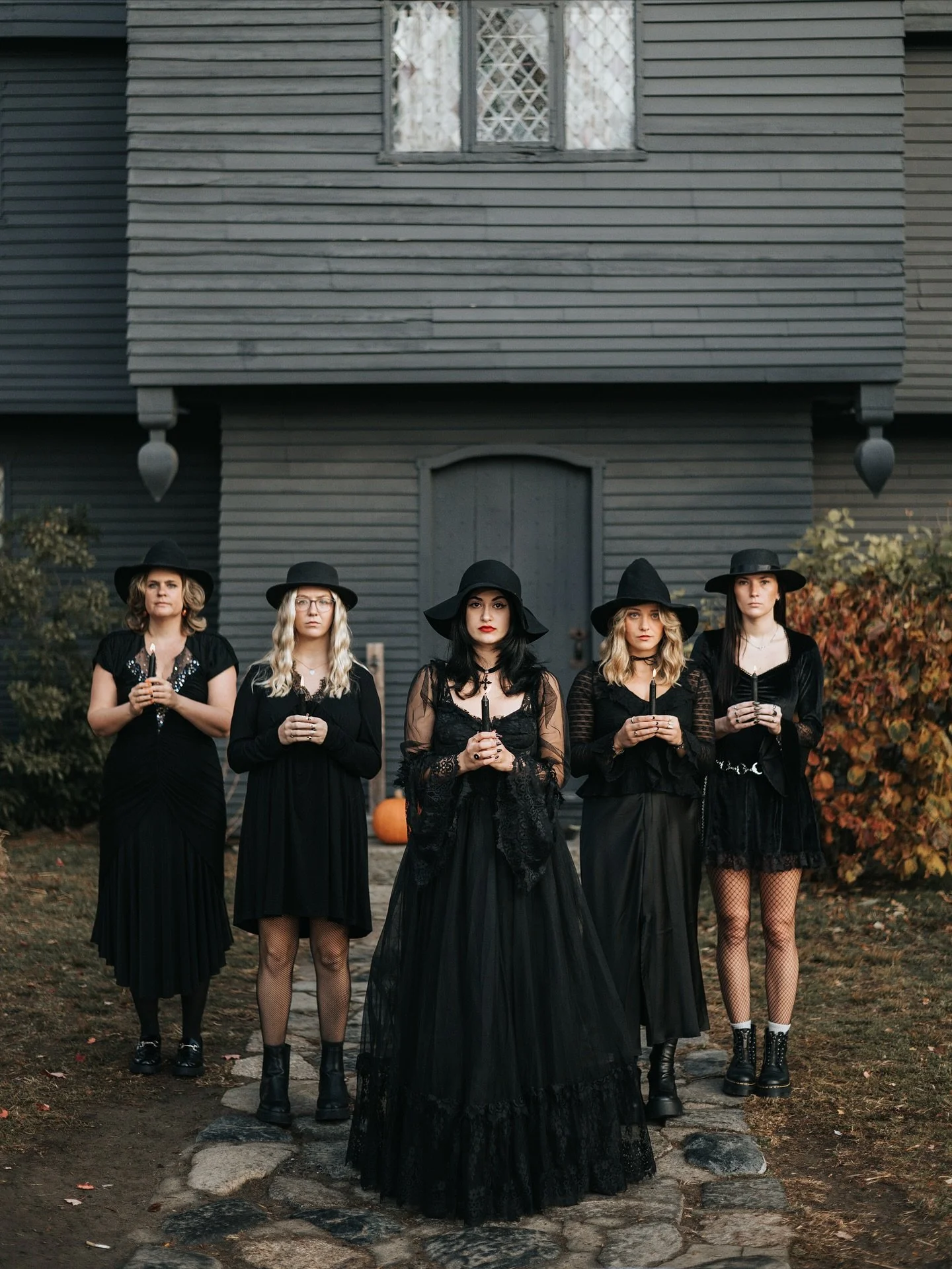 heading into halloween, i wanted to share some of my favorite photos i&rsquo;ve taken in salem, massachusetts over the years 👻 featuring many photoshoots at the salem witch house, of course!!!!

if you&rsquo;re planning a salem photoshoot, my favori