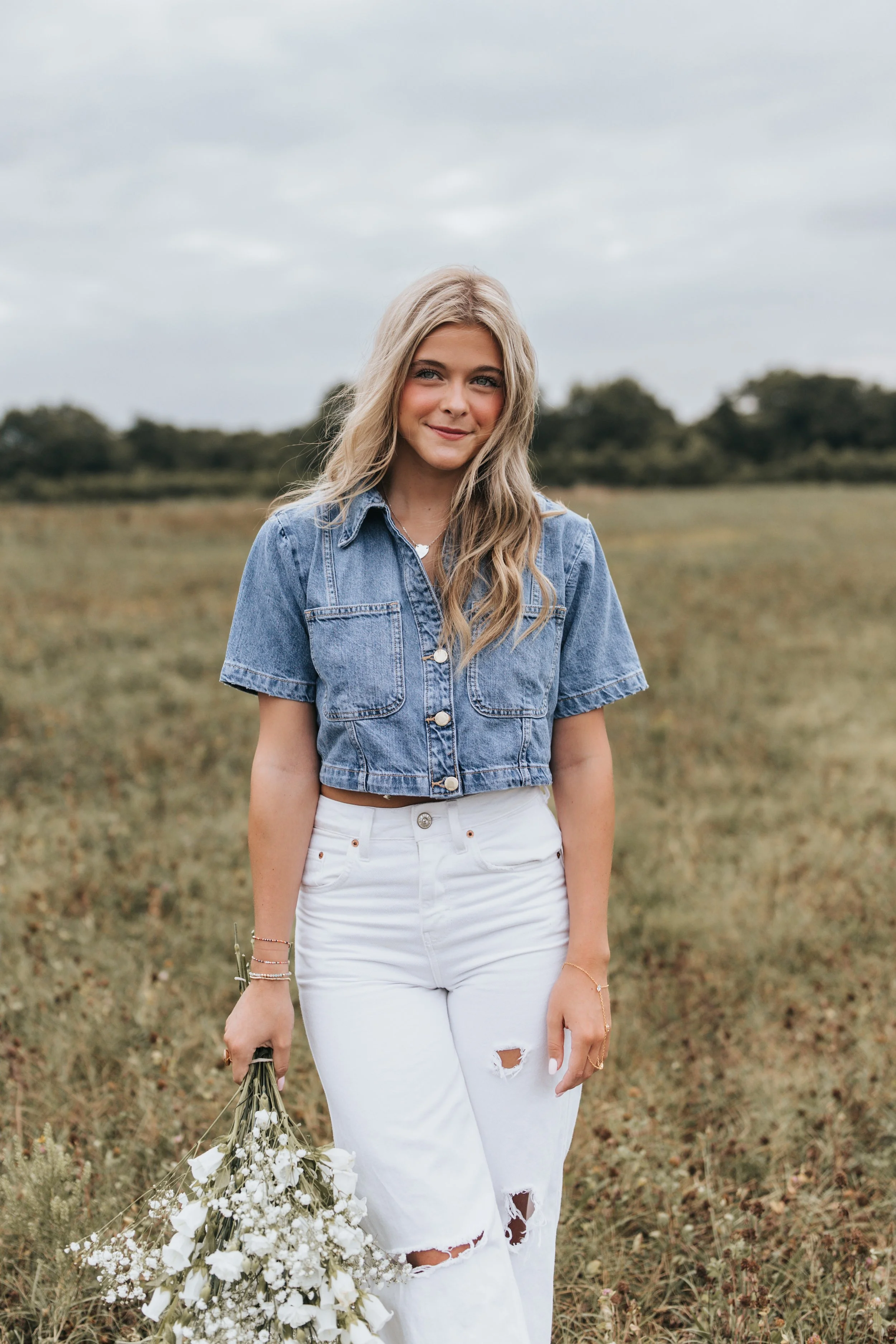  Hendley posing for her senior photos at Harlinsdale Farm in Franklin, TN 