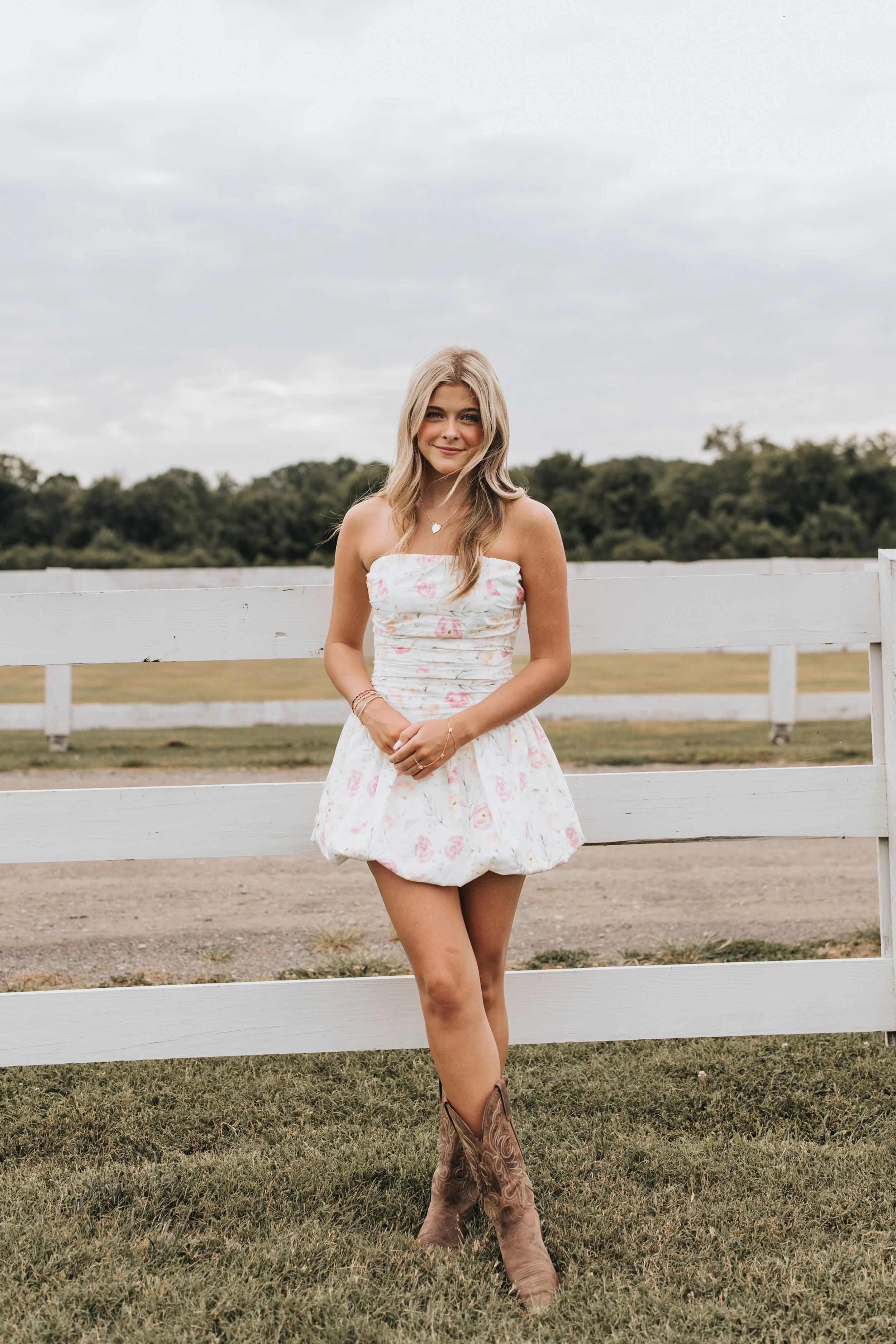  Hendley posing for her senior photos at Harlinsdale Farm in Franklin, TN 
