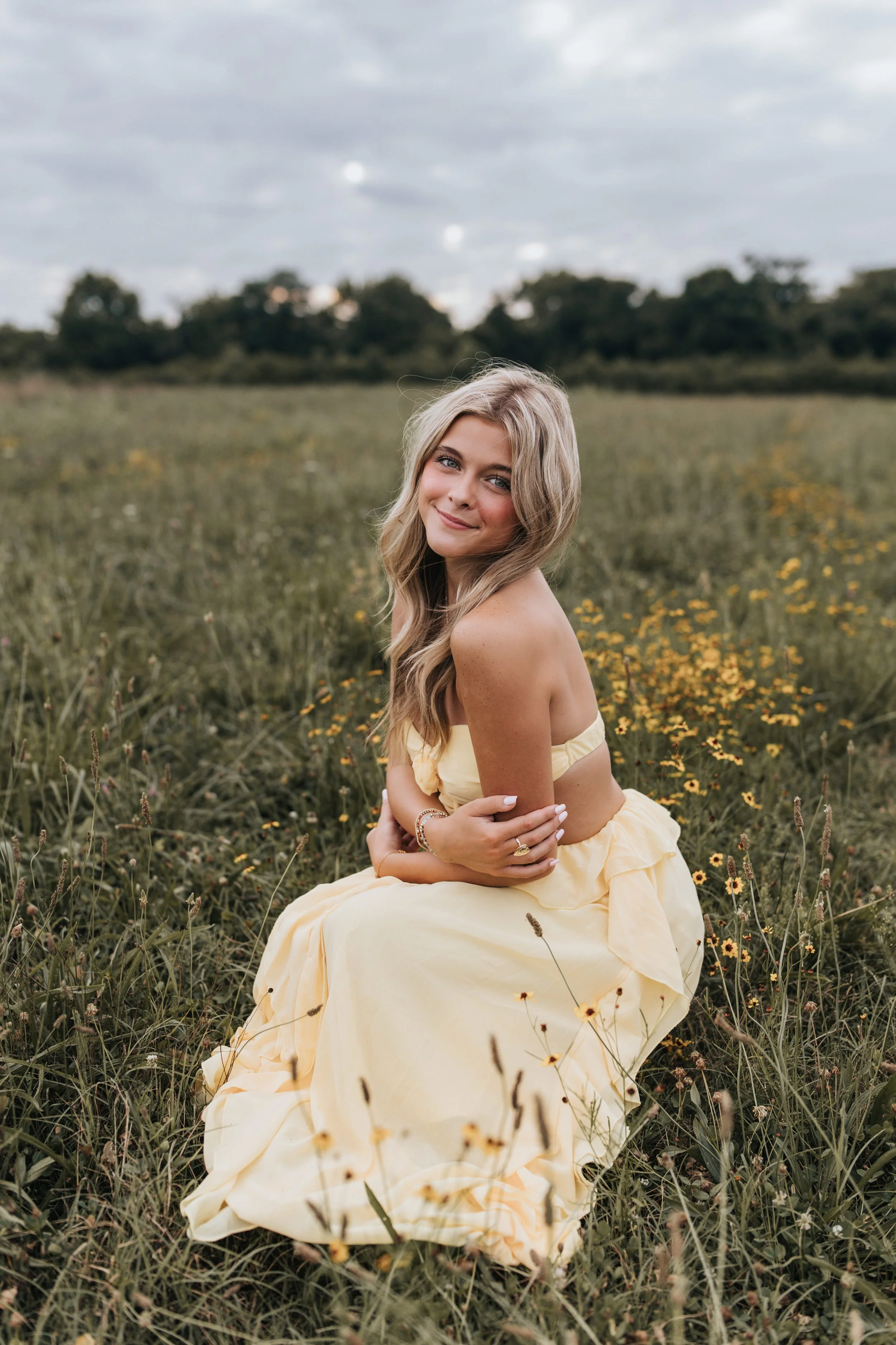  Hendley posing for her senior photos at Harlinsdale Farm in Franklin, TN 