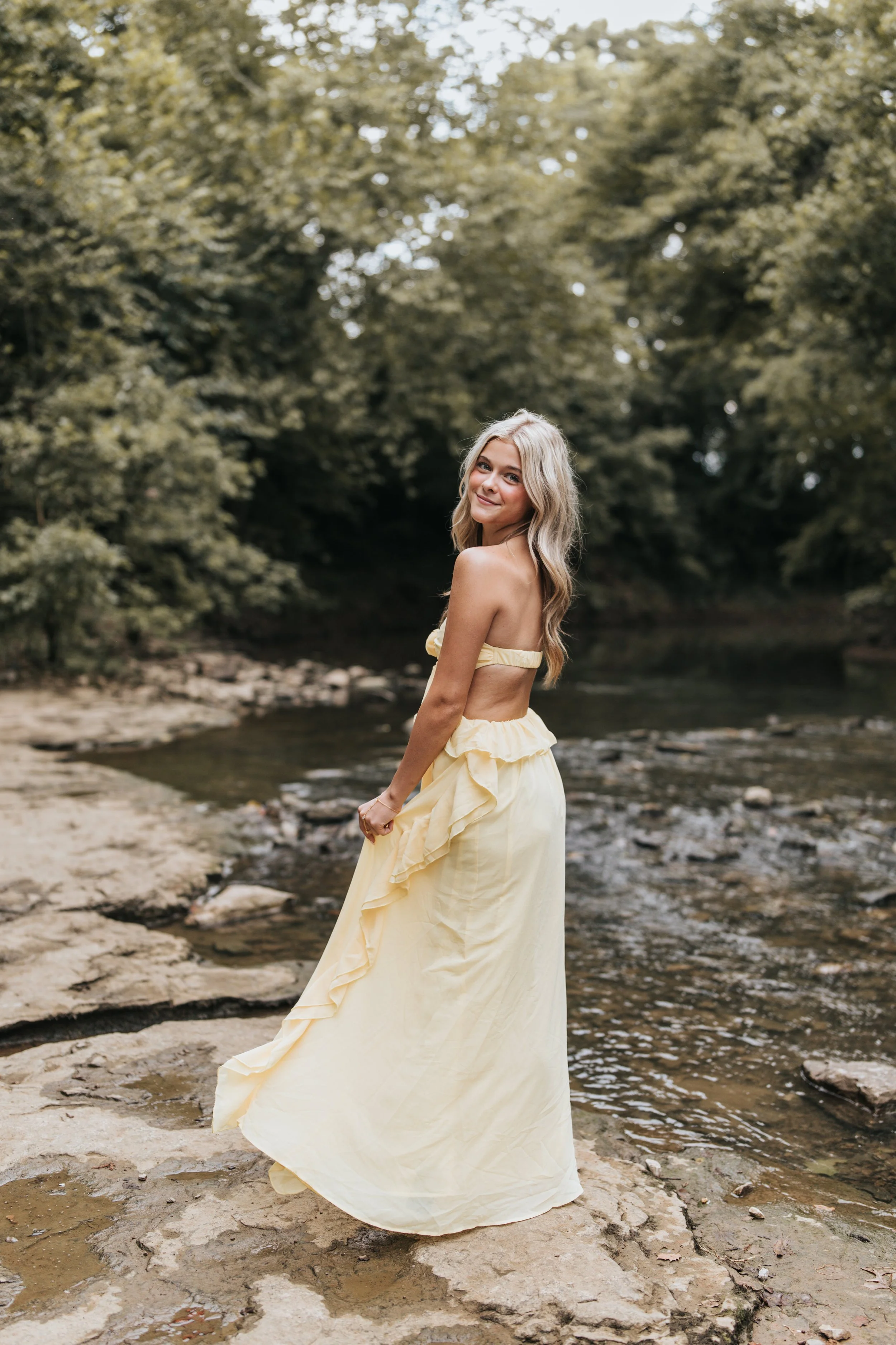  Hendley posing for her senior photos at Harlinsdale Farm in Franklin, TN 
