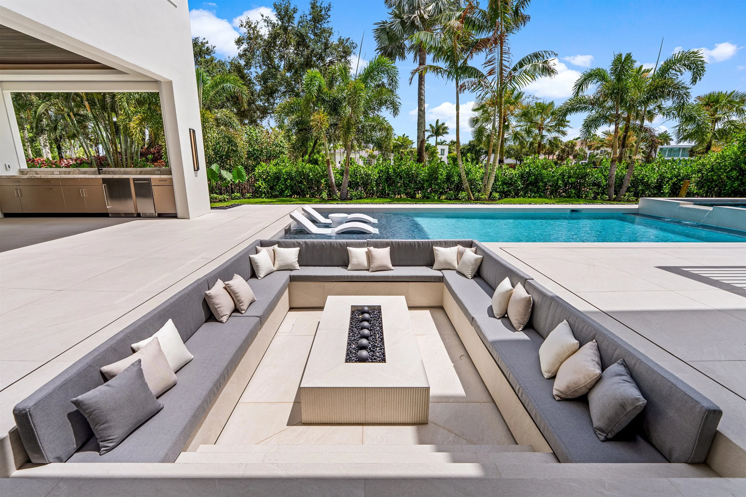 POOLSIDE_SEATING_STRAIGHT.jpg