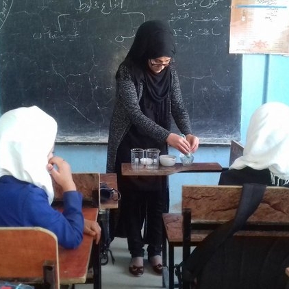 در مناطق دهات افغانستان این معلم مضمون کیمیا راه حل برای لابراتوار مسدود مکتب وی تلقی میگردد
