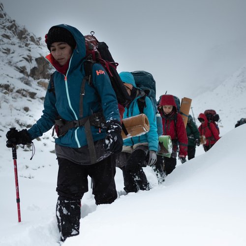 Impactantes fotos muestran a mujeres afganas escalando montañas y rompiendo las normas