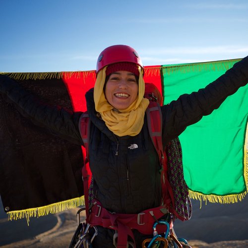  صور مذهلة تظهر نساء أفغانيات يتسلقنَ الجبال ويحطّمنَ الأعراف 