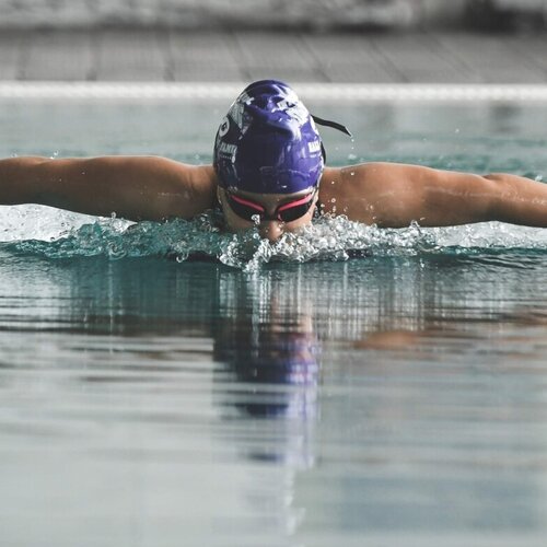 With a competitive spirit, hard work and lots of chewing gum, this 13-year-old Colombian swimmer is going for gold at the Tokyo Paralympics