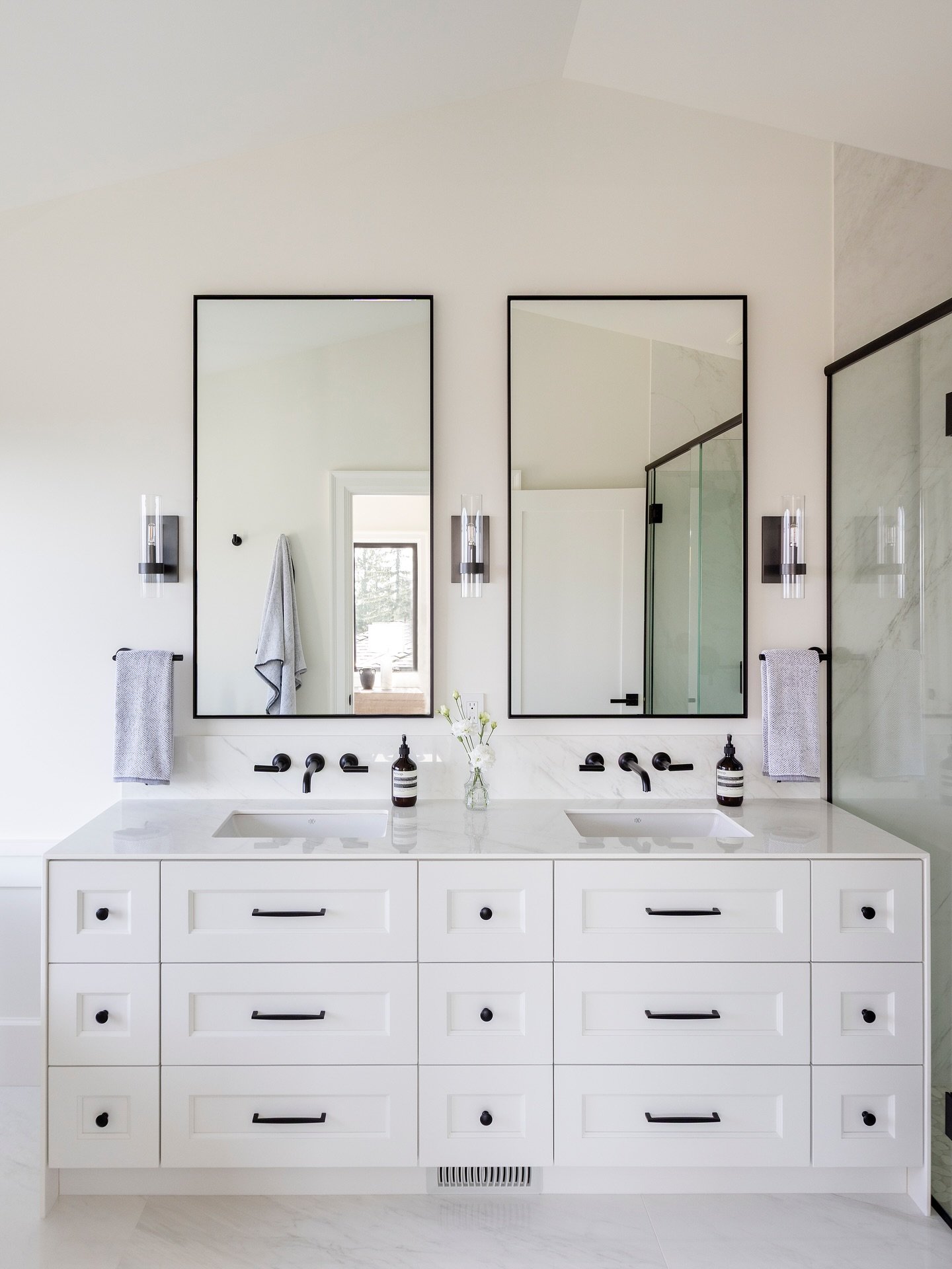 Bathed in light and with the city in the distance, this is where slow mornings stretch into dreamy nights. Porcelain slabs wrap the walls and floors like silk, a view that steals your breath, and details that whisper luxury.